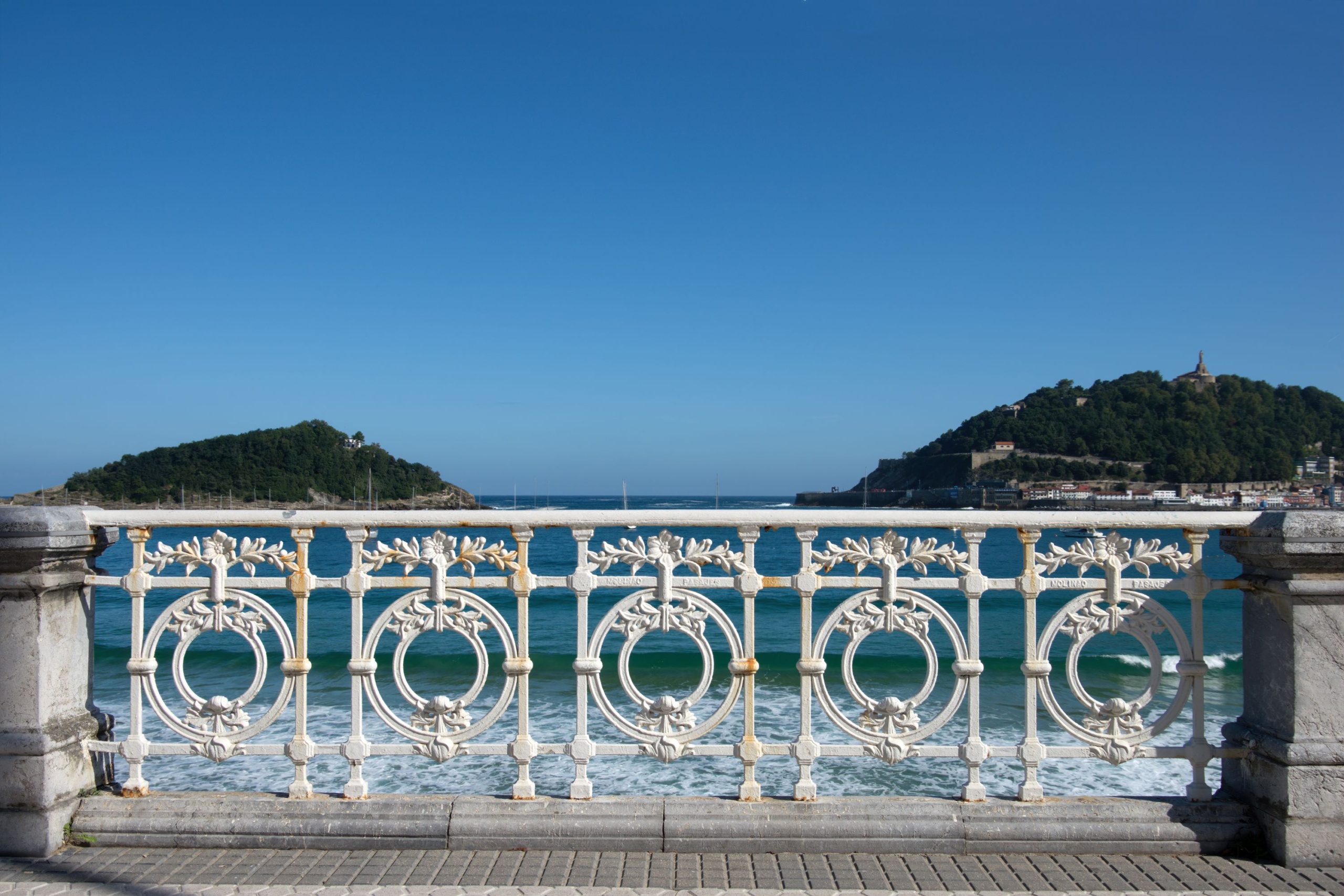 Elegáns fehér korlát a tengerparton.