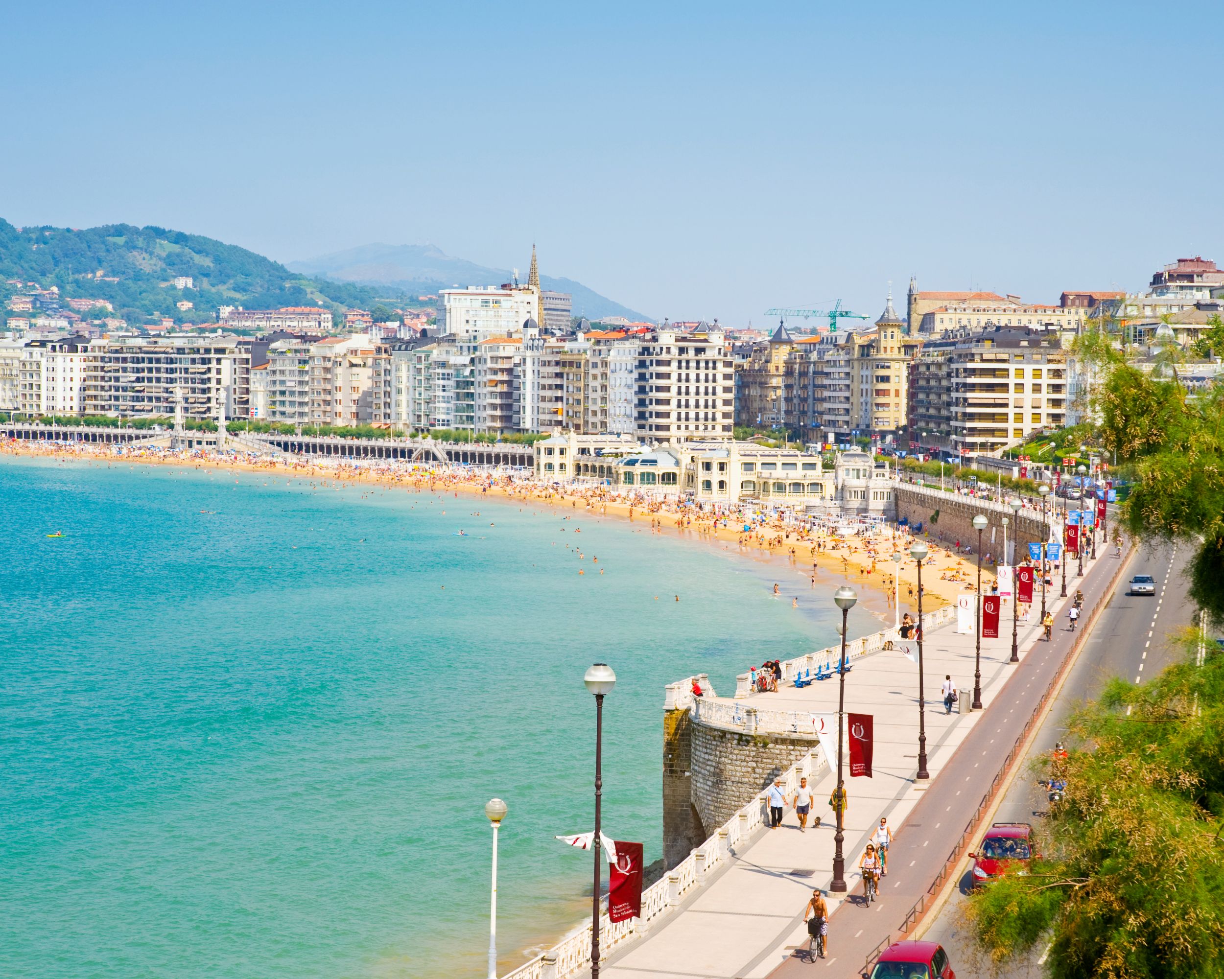 San Sebastián városának látképe magaslatról.