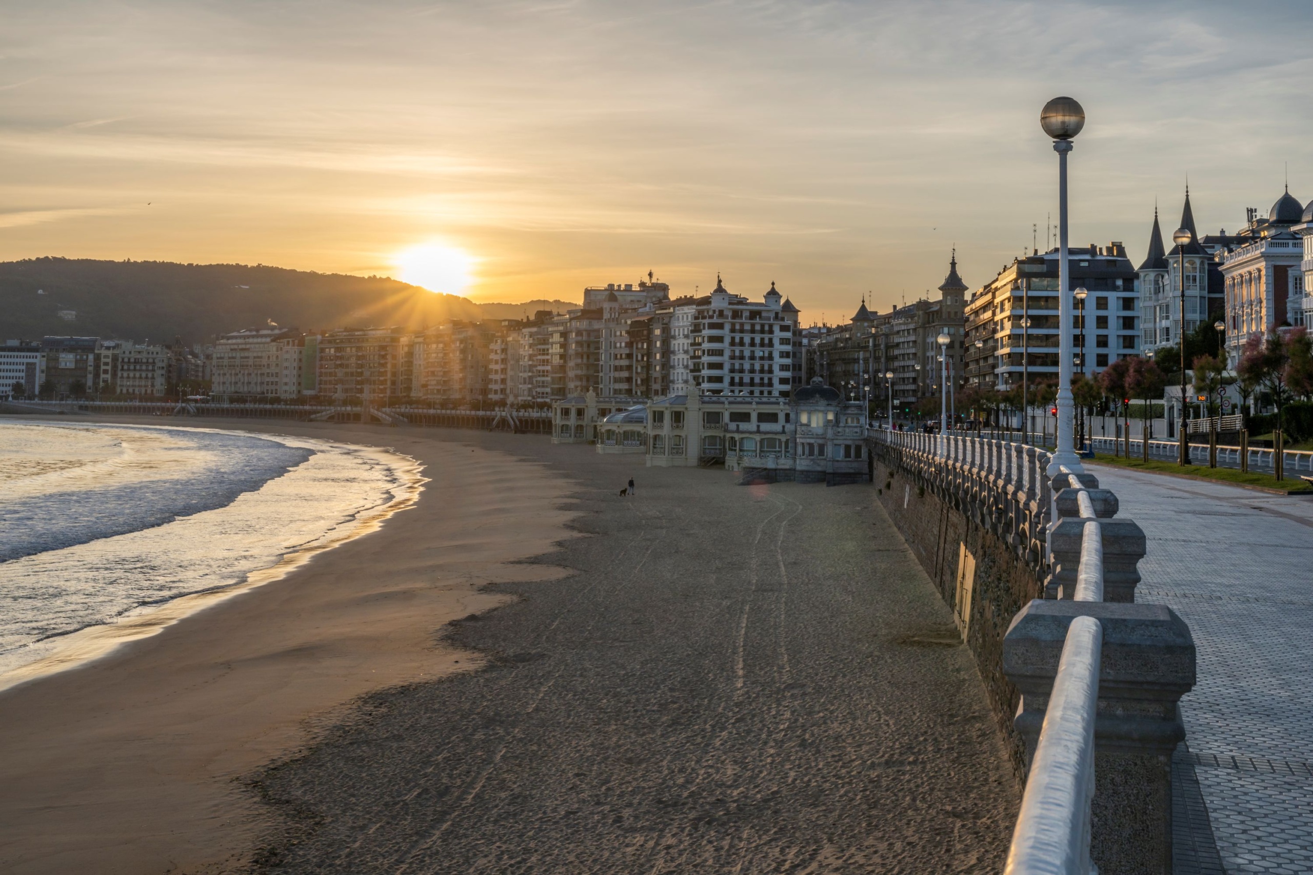 Naplemente a homokos tengerparton.