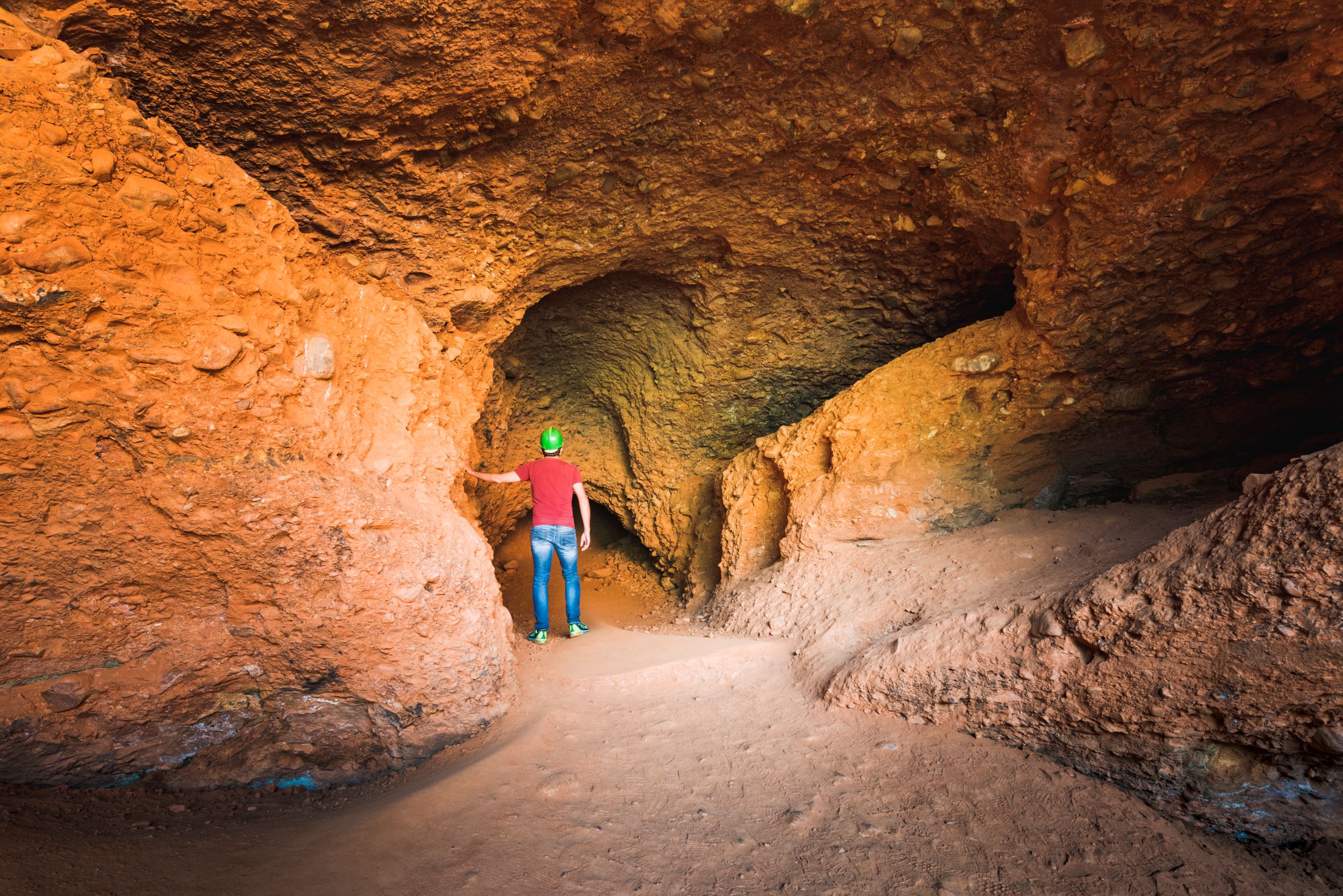 Turista vörös sziklaalagútban.