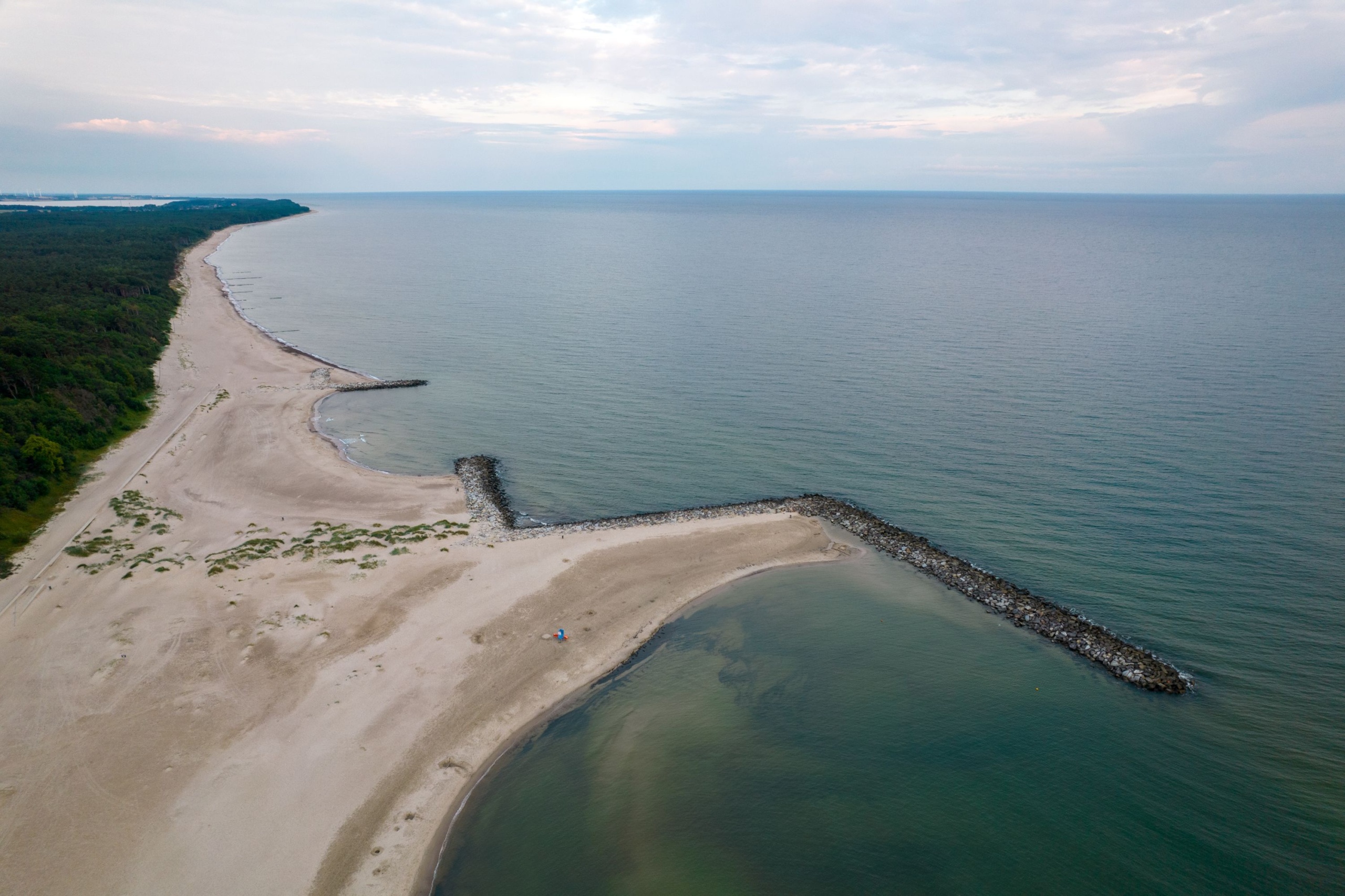 Homokos tengerpart légifelvételen.