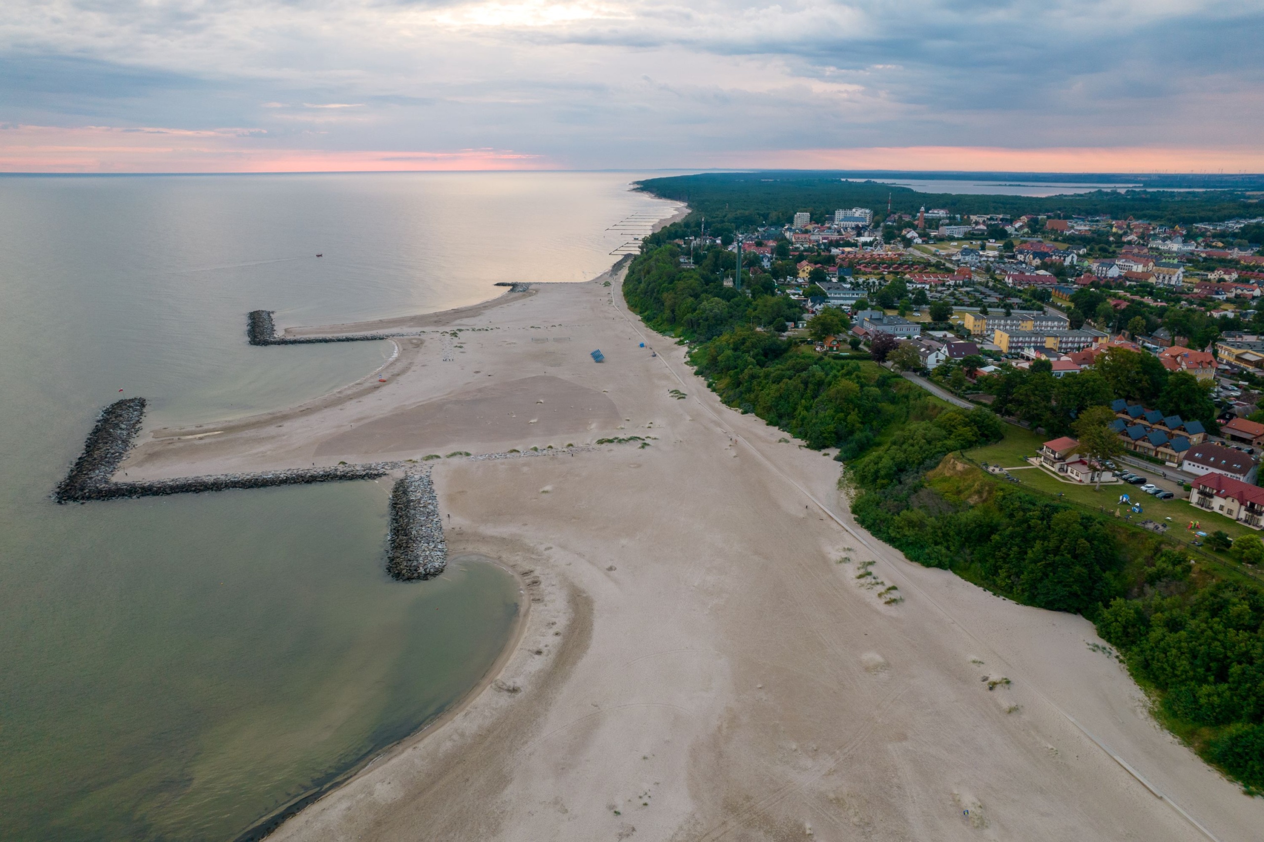 Homokos tengerpart várossal légifelvételen.