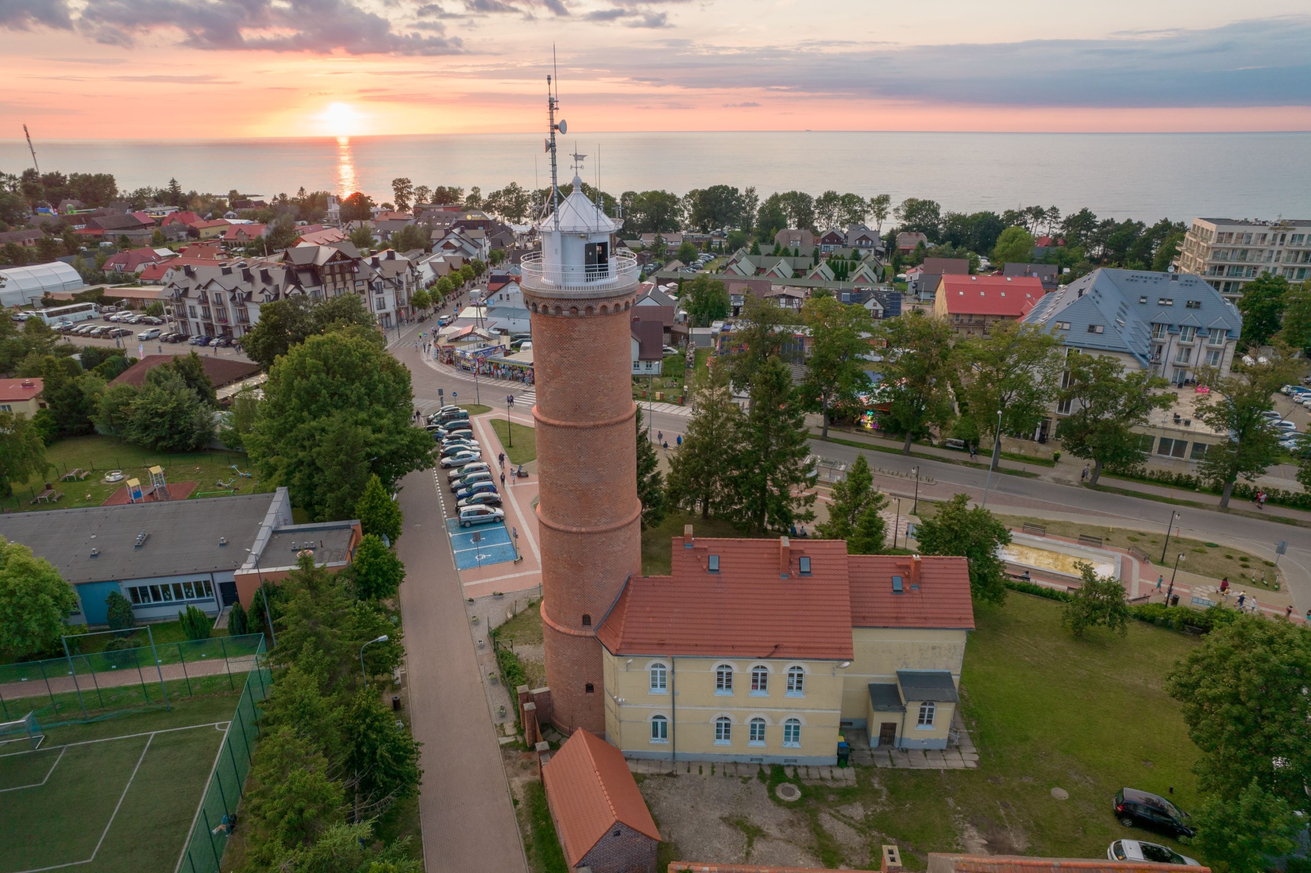 Város tengerparttal.