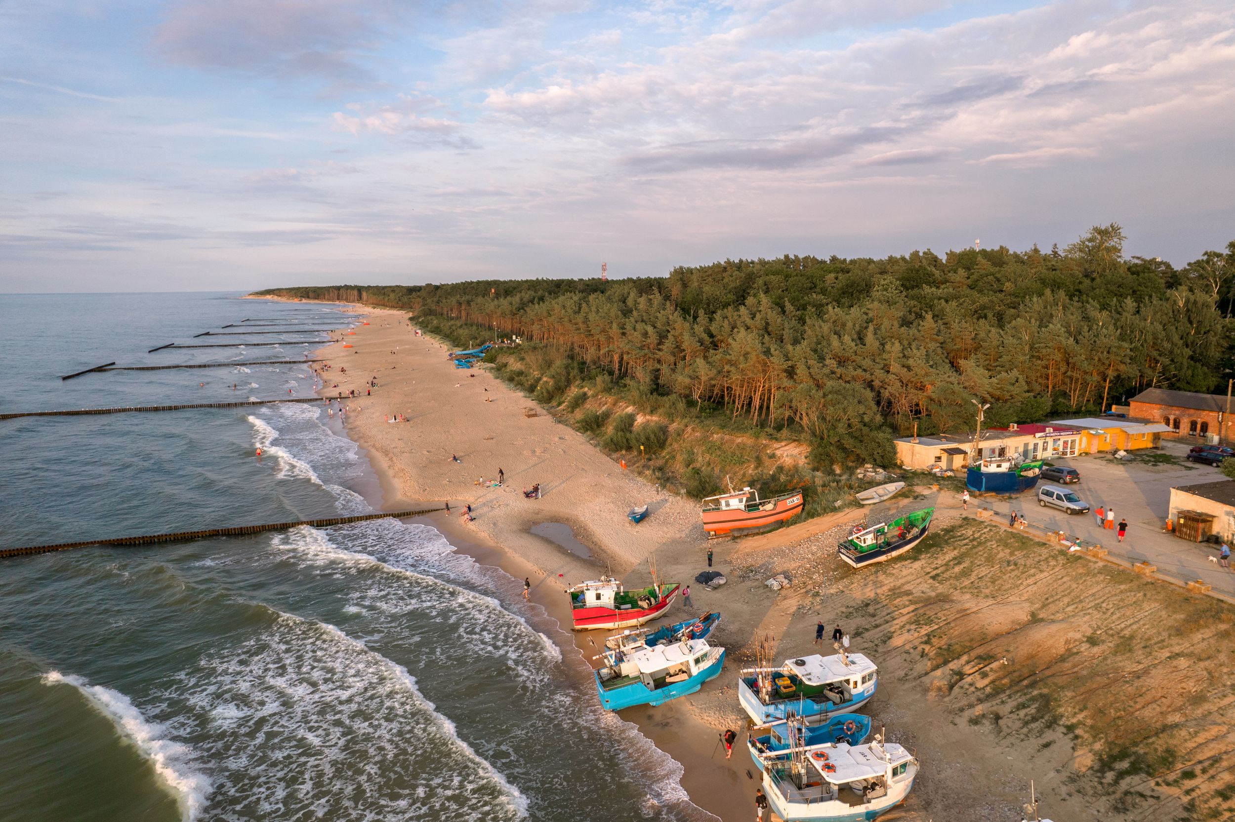 Homokos tengerpart csónakokkal.