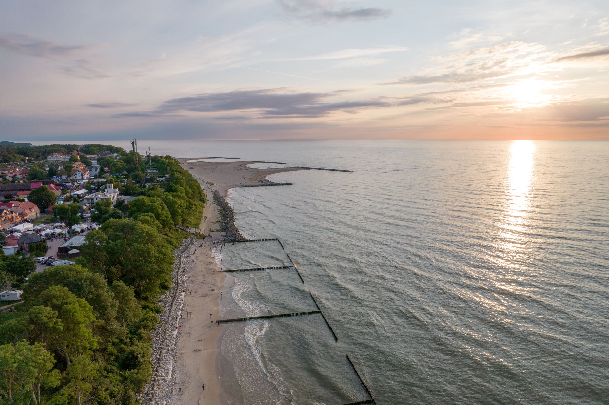 Homokos tengerpart hullámtörőkkel.