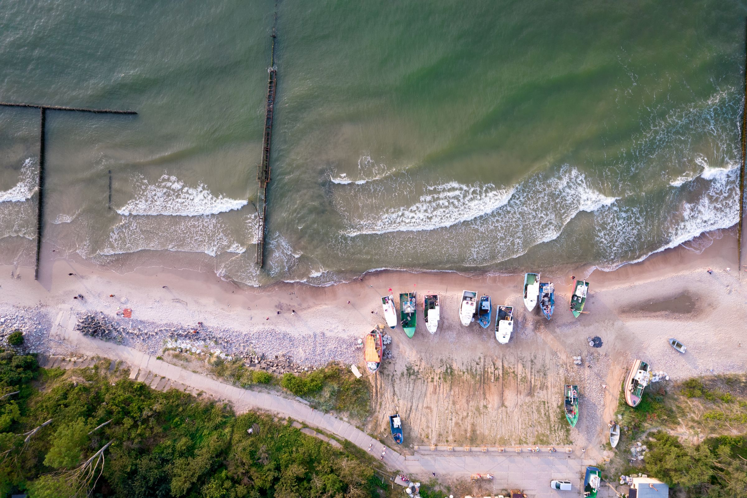 Homokos tengerpart csónakokkal.
