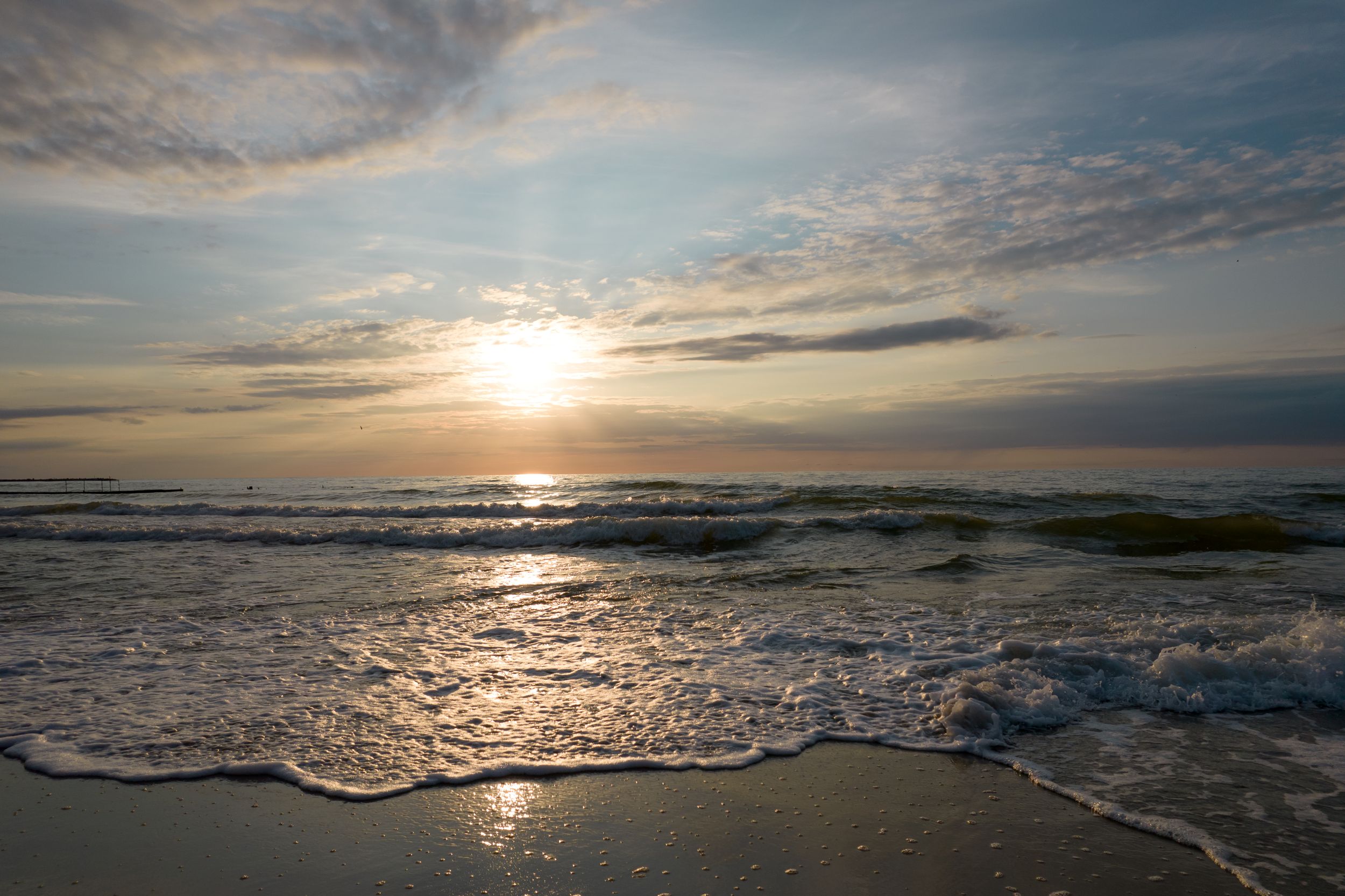 Homokos tengerpart hullámokkal.