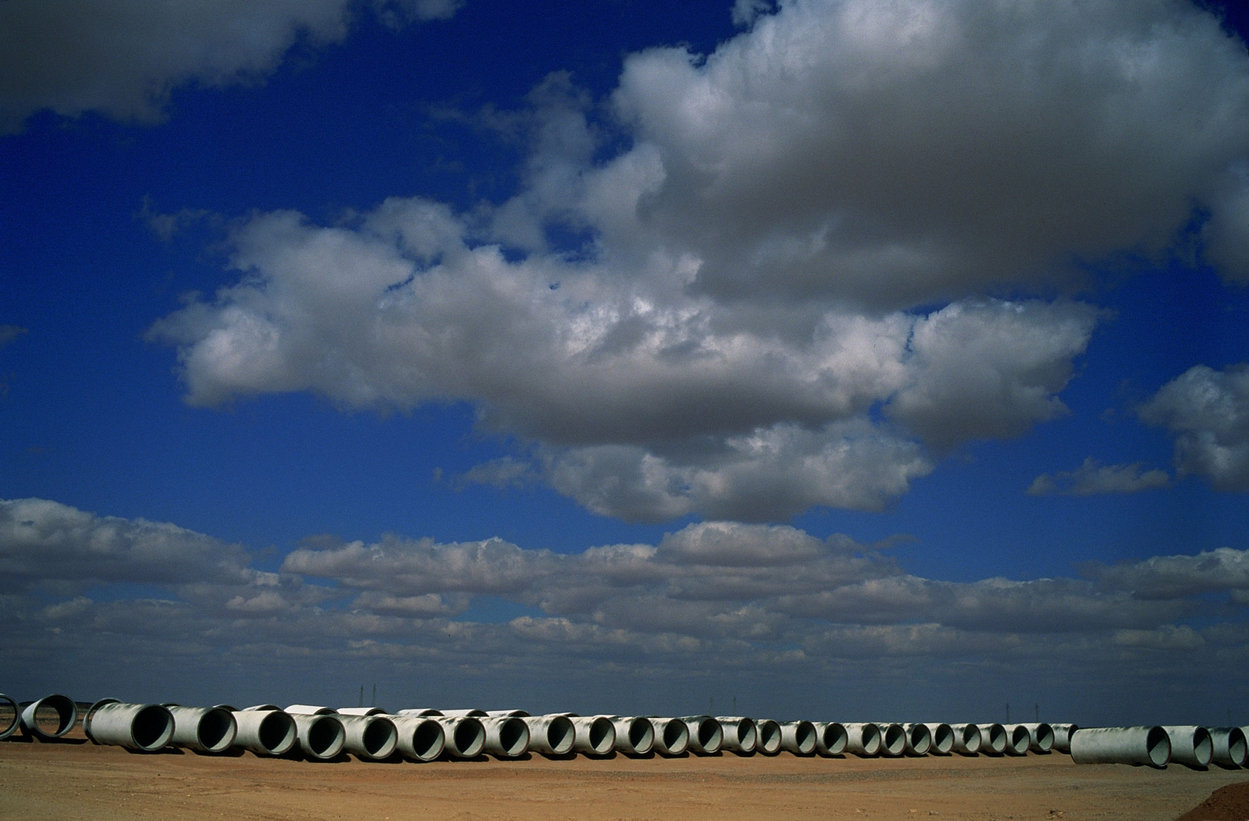 Betonhengerek hosszú sora.