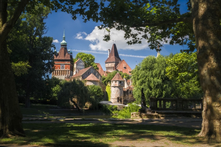 Vajdahunyad vára a zöldellő Városligetben.