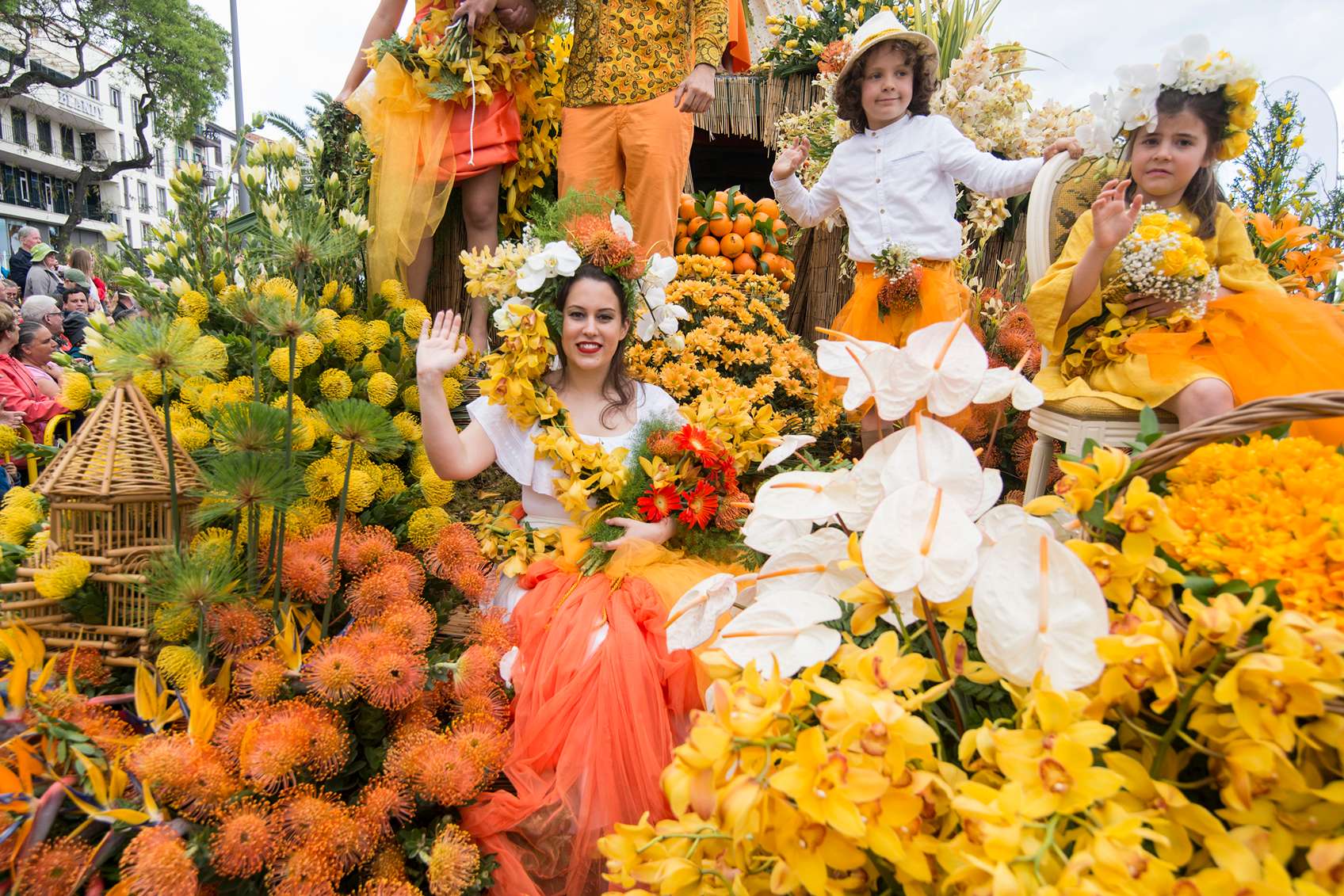 virágünnepi felvonuás sárga virágokkal
