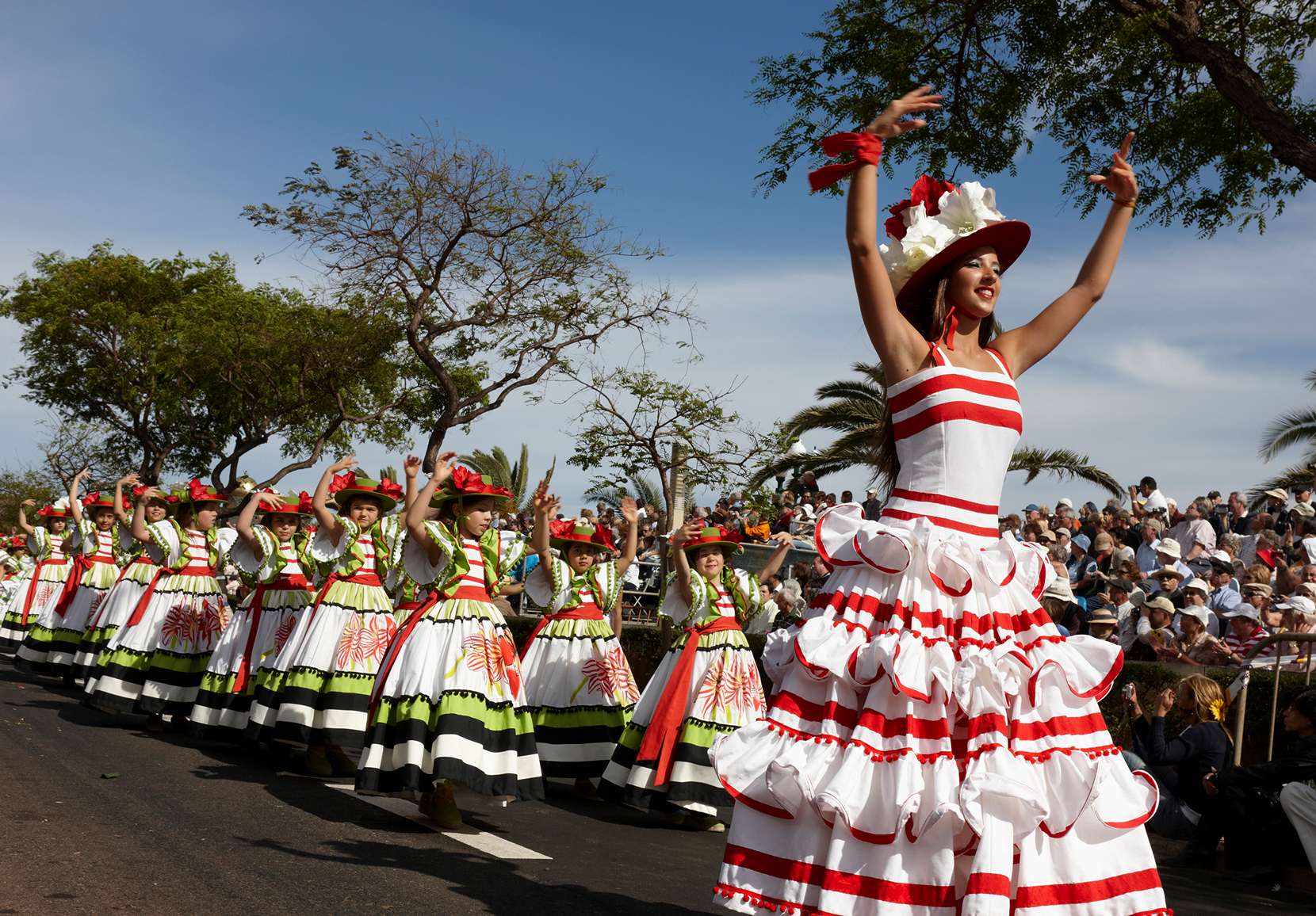 díszes virágos ruhákban sétáló nők