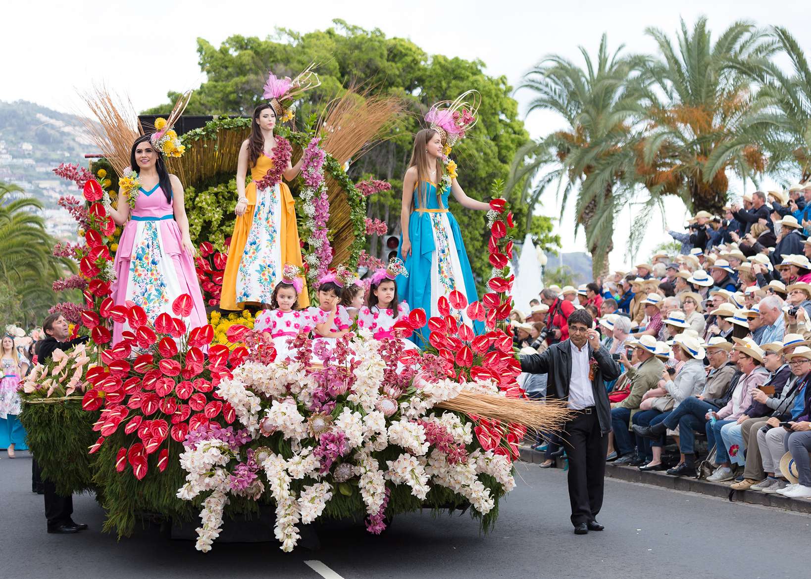 virágünnepi felvonulás virágos díszekkel és ruhákkal
