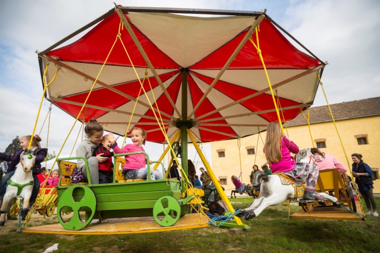 Majális a szentendrei Skanzenben
