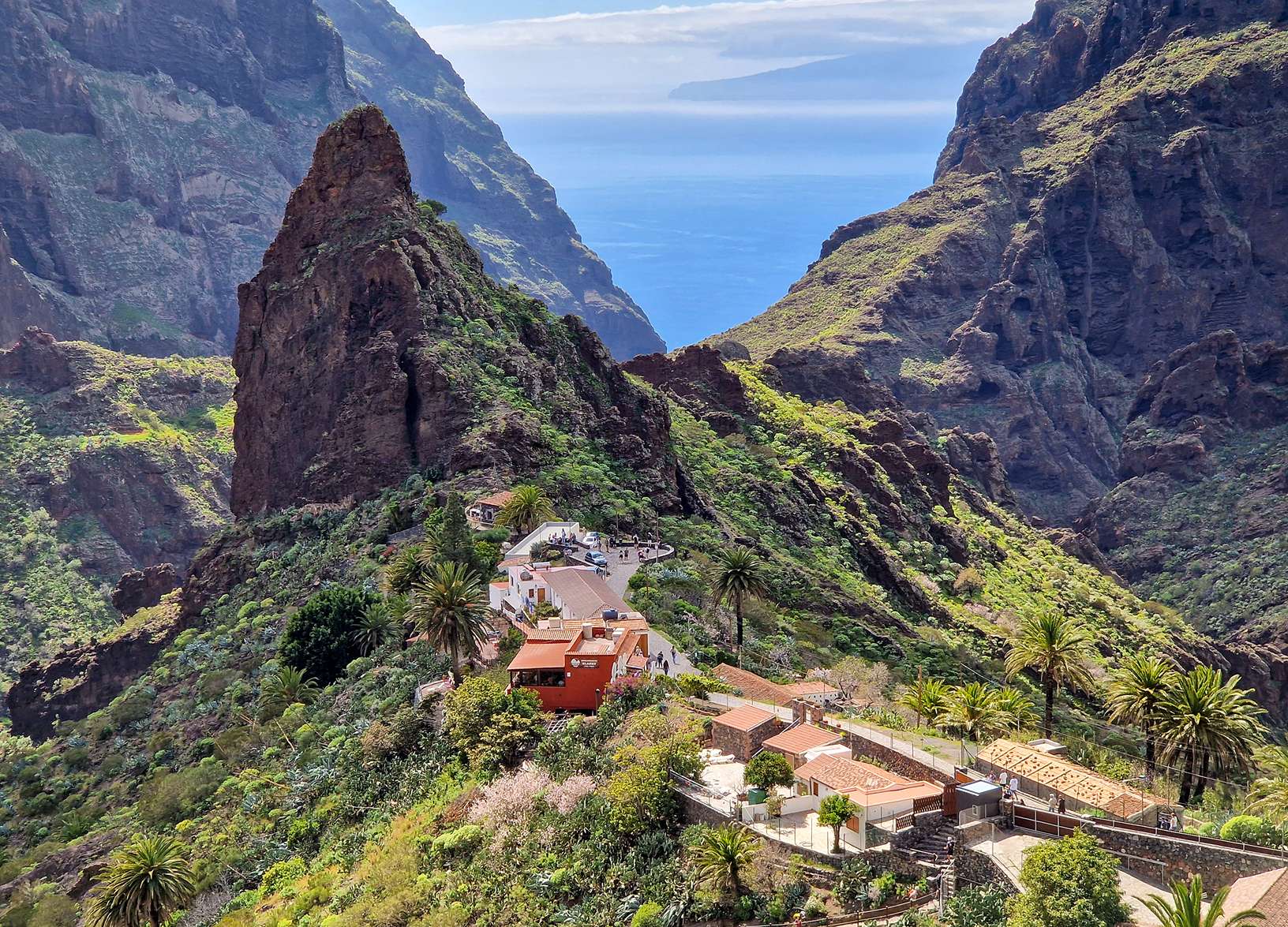 Hegyek között apró település