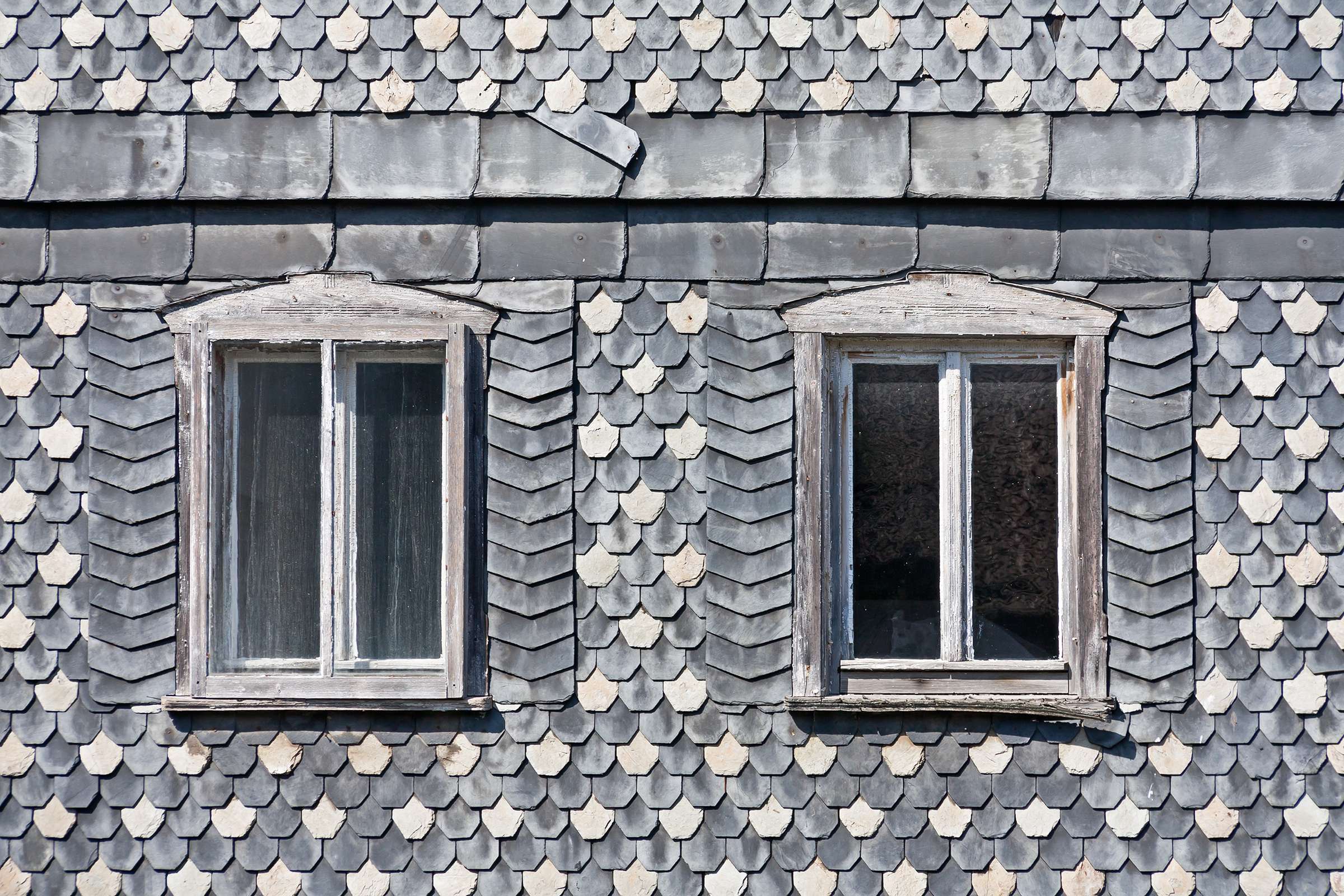 Pikkelymintás homlokzat