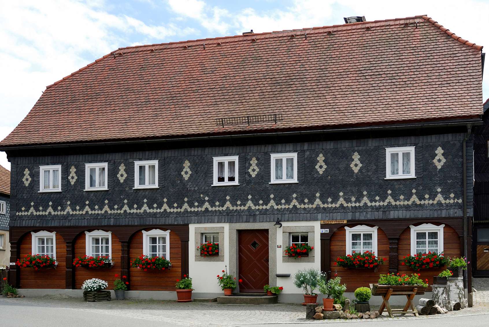 Mézeskalács hatású házikó virágokkal