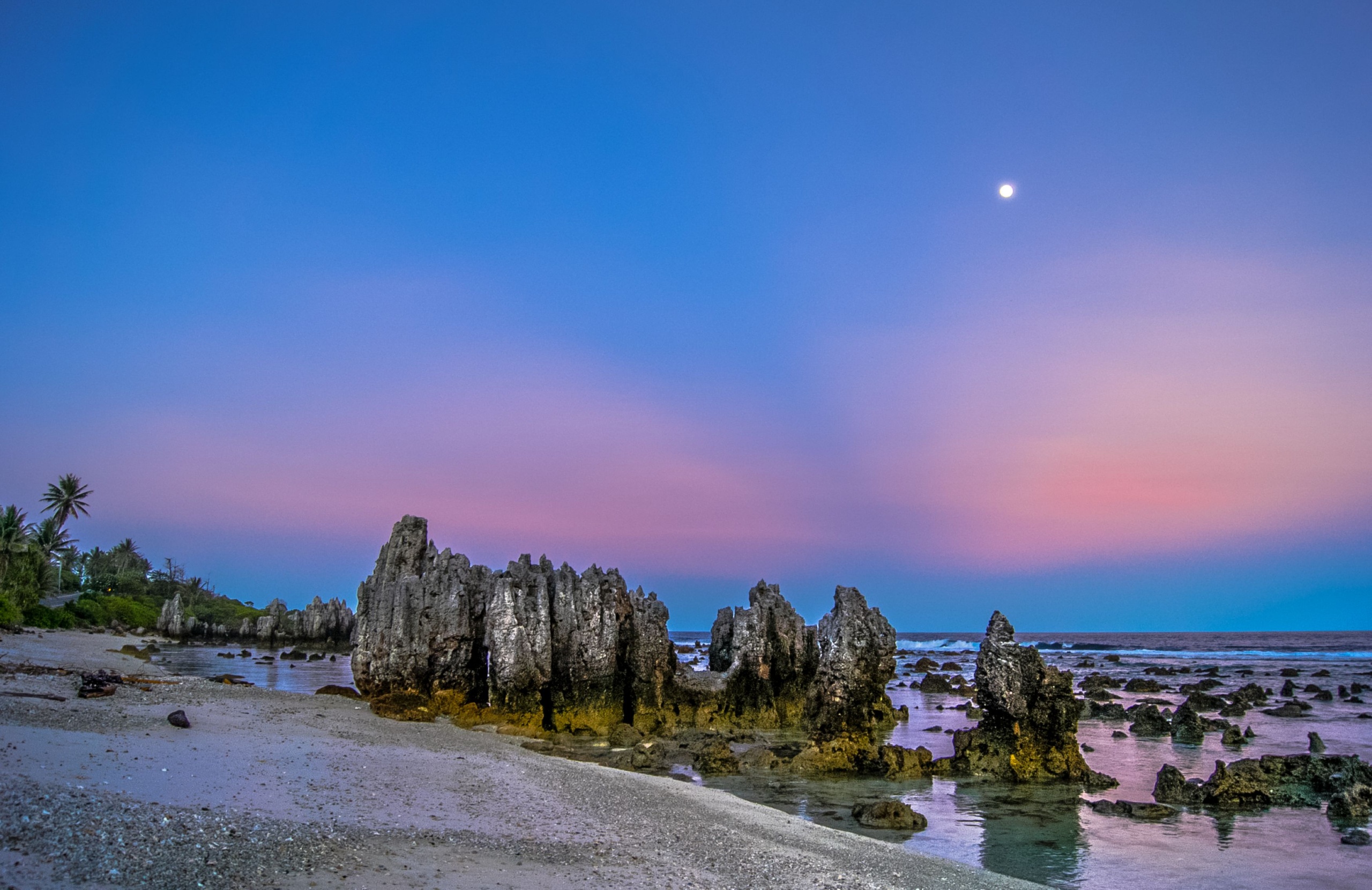 Tengeri sziklák a naplementében.