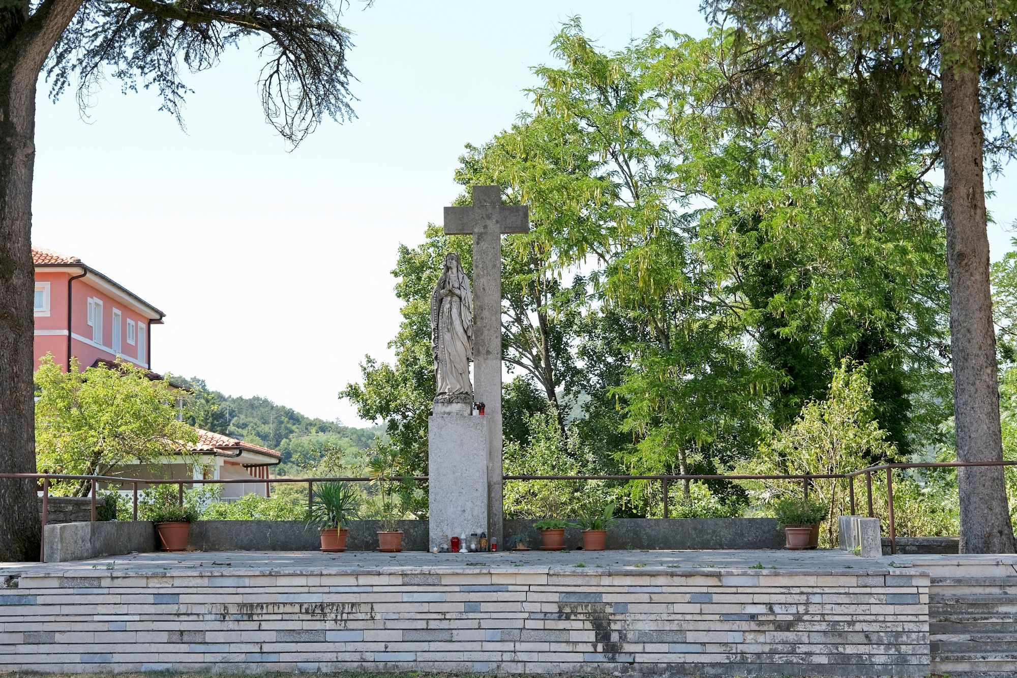 Kereszt egy kiépített parkban.