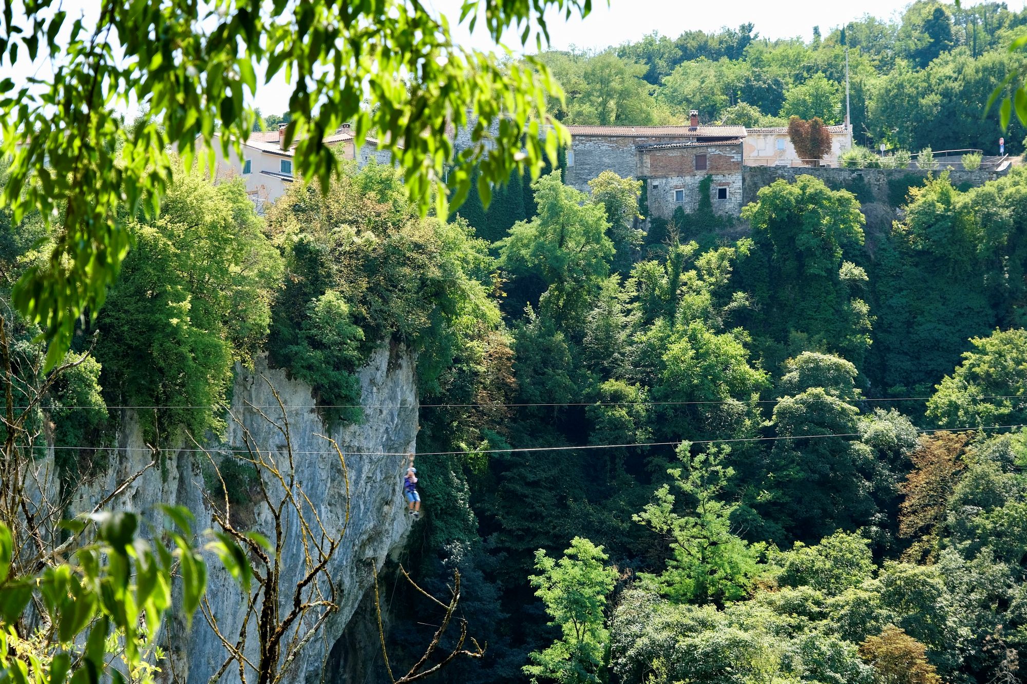Sziklafal házakkal.