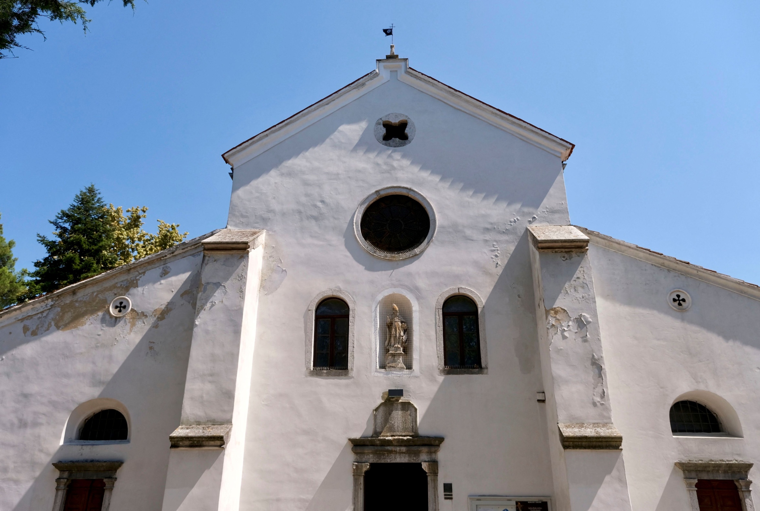 Fehér templomépület.