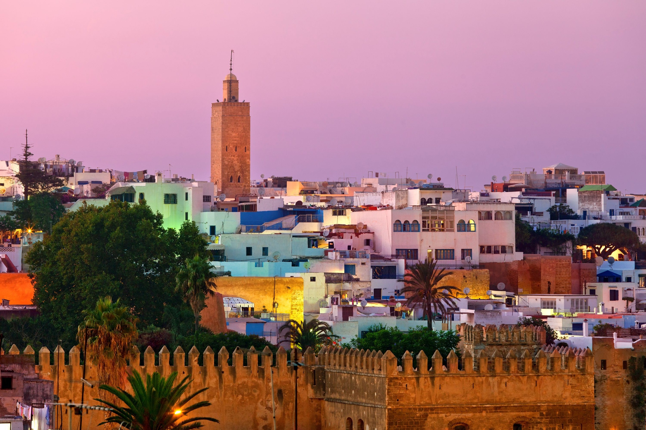 Mediterrán városkép toronnyal.