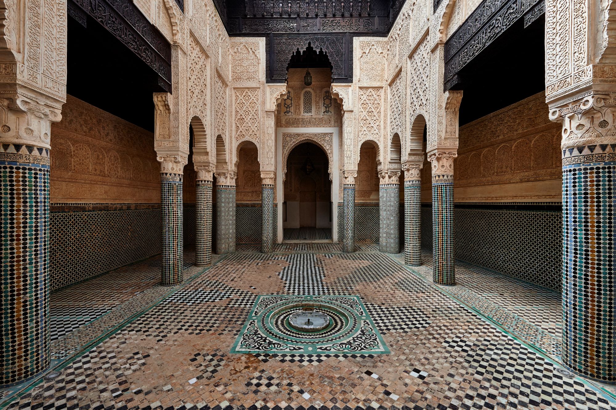 Régi épület belső tere színes csempékkel.