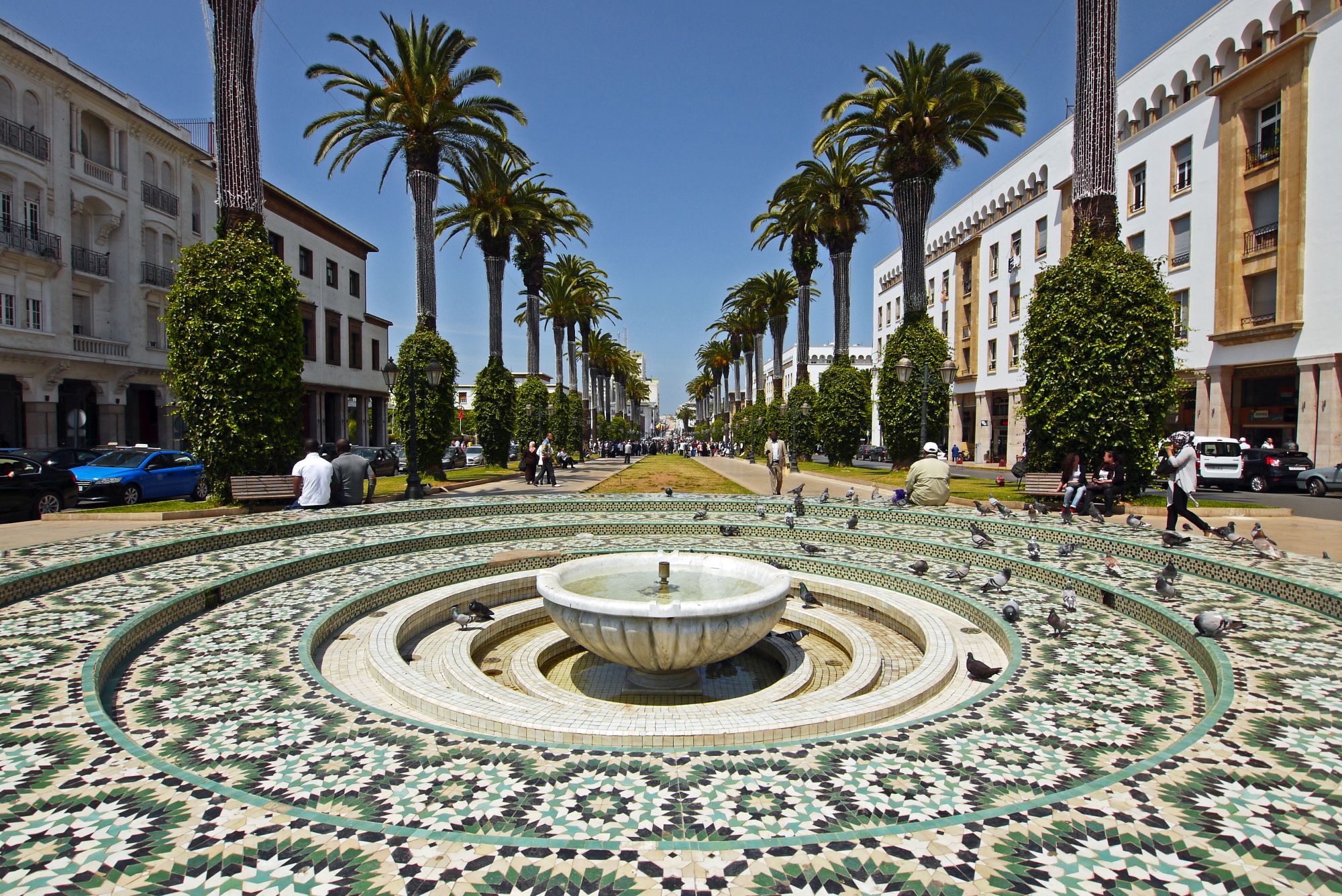 Szökőkút színes csempékkel.