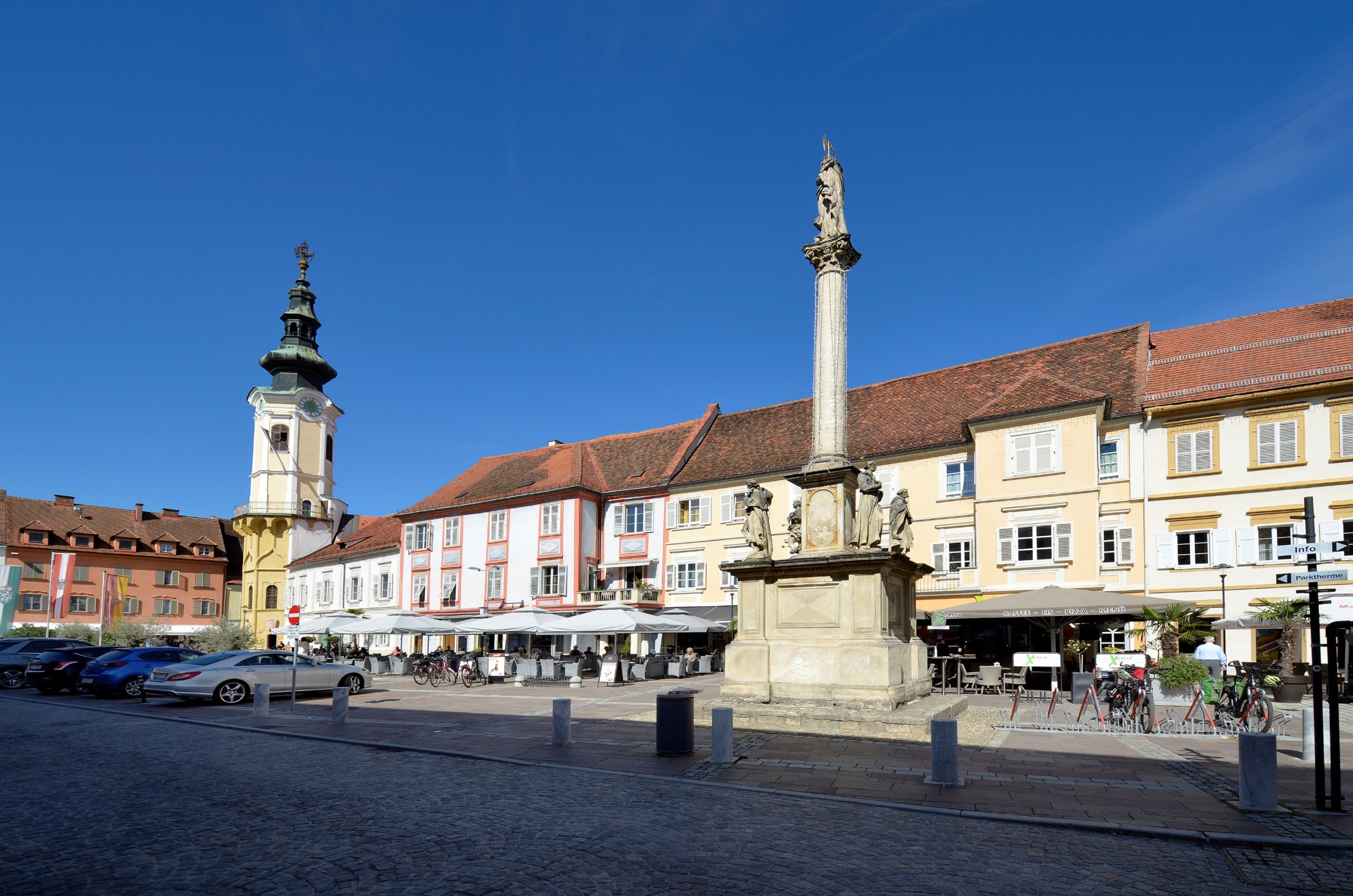 Kisváros főtere templommal és emlékművel.