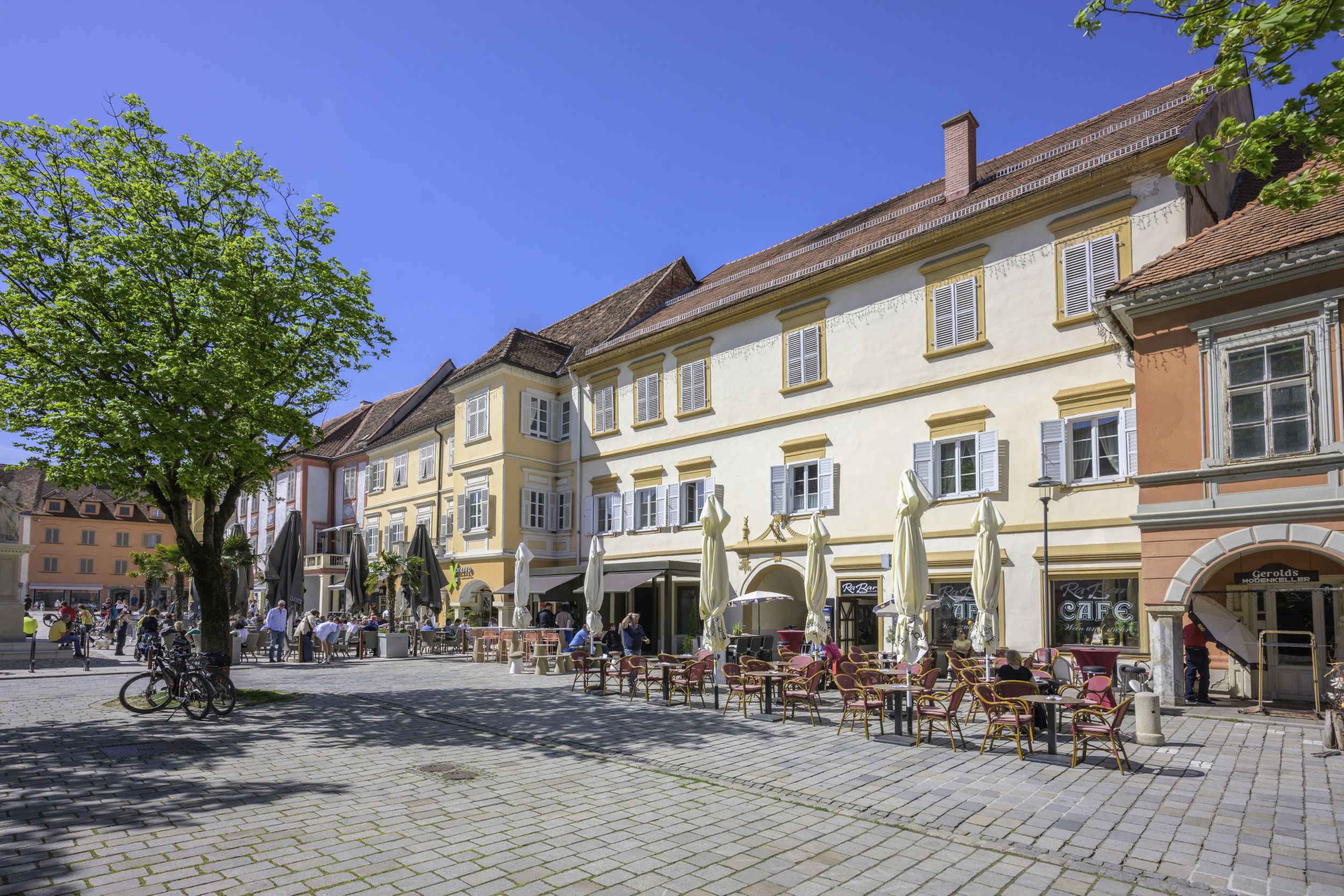 Régi épület éttermekkel.