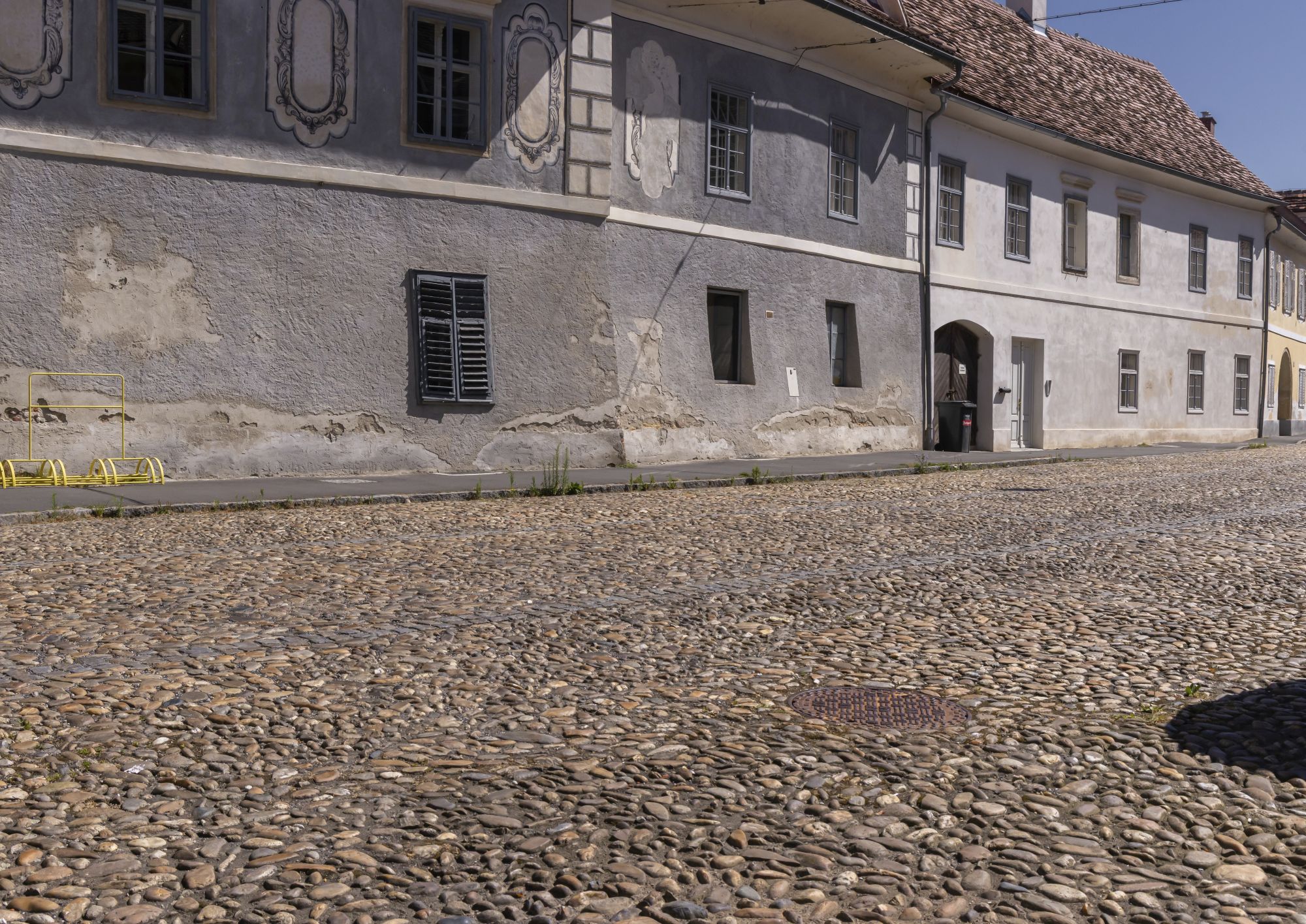 Macskaköves utca régi épületekkel.