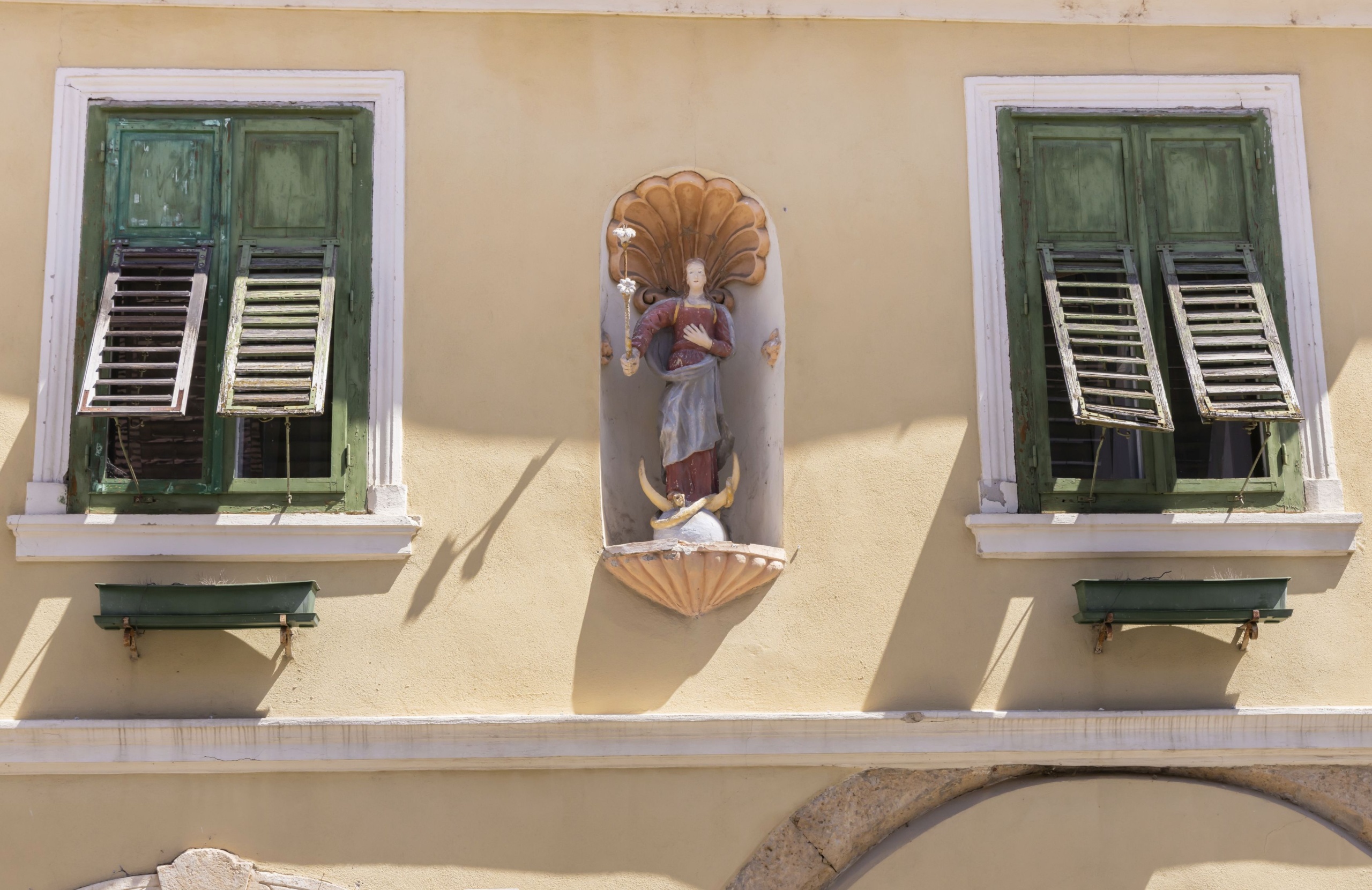 Szobor egy régi épület oldalában.