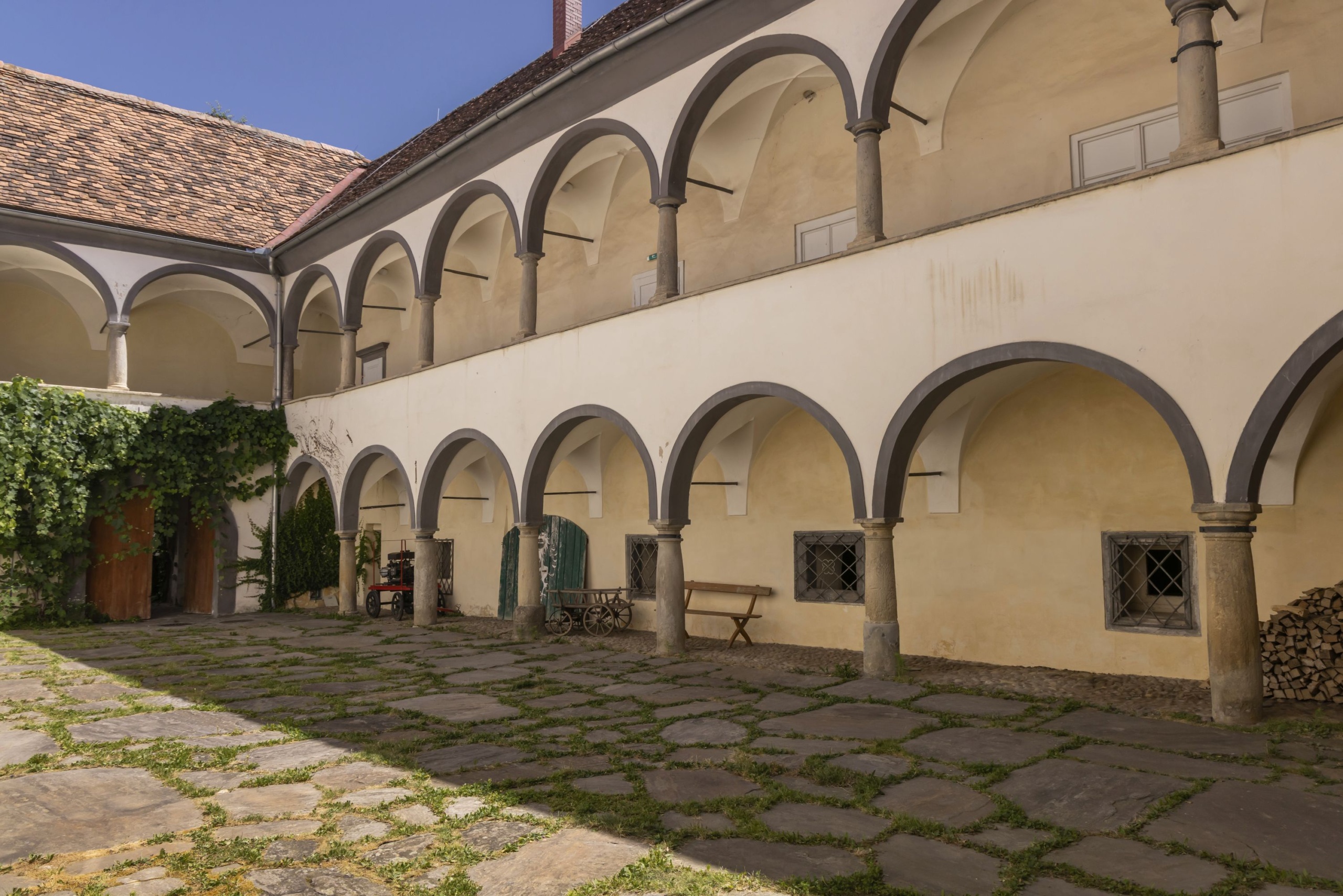 Középkori stílusú épület árkádja.