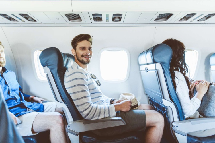repülőgépen ülő férfi