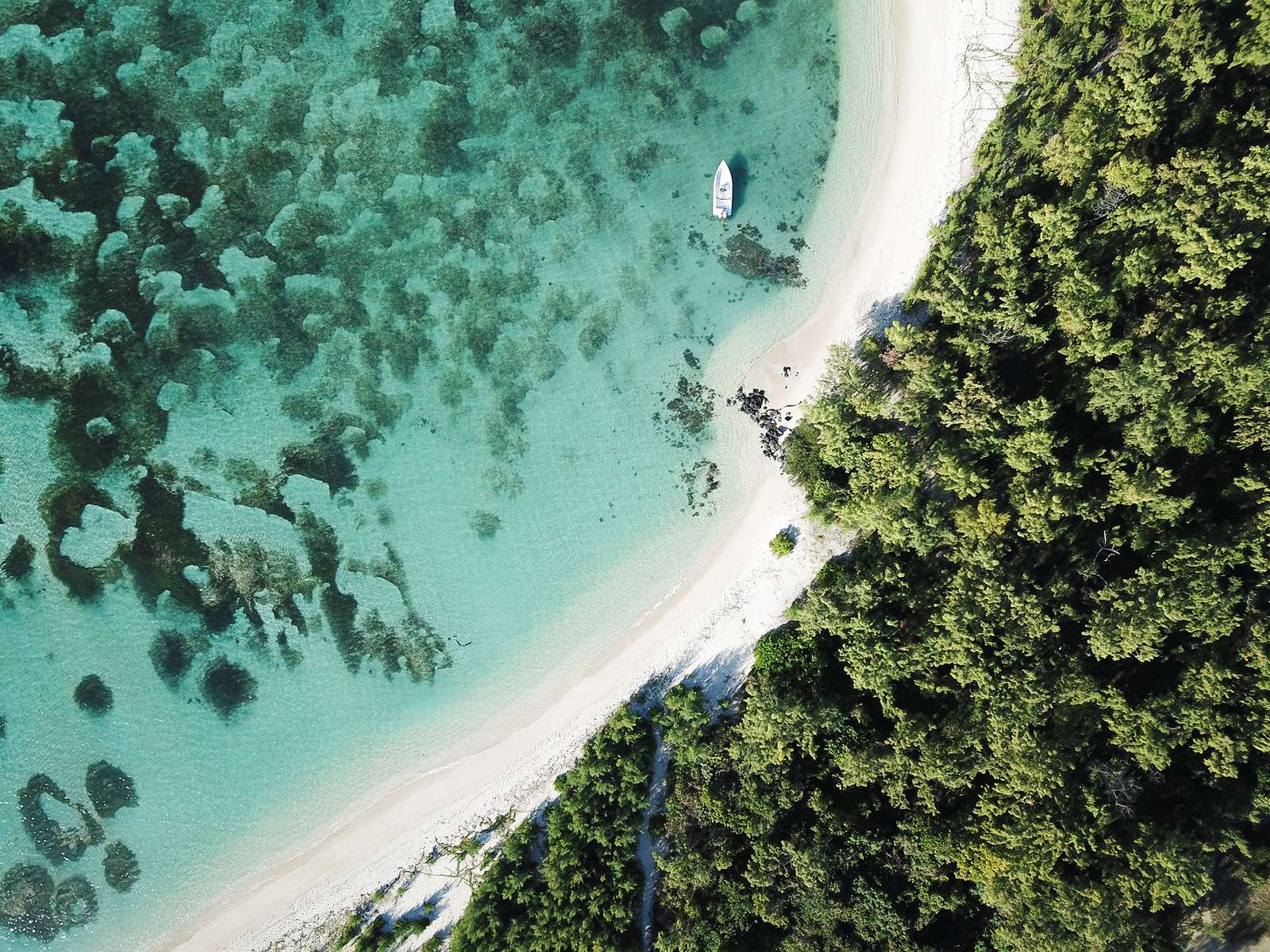 Kék vizes lagúna felülről