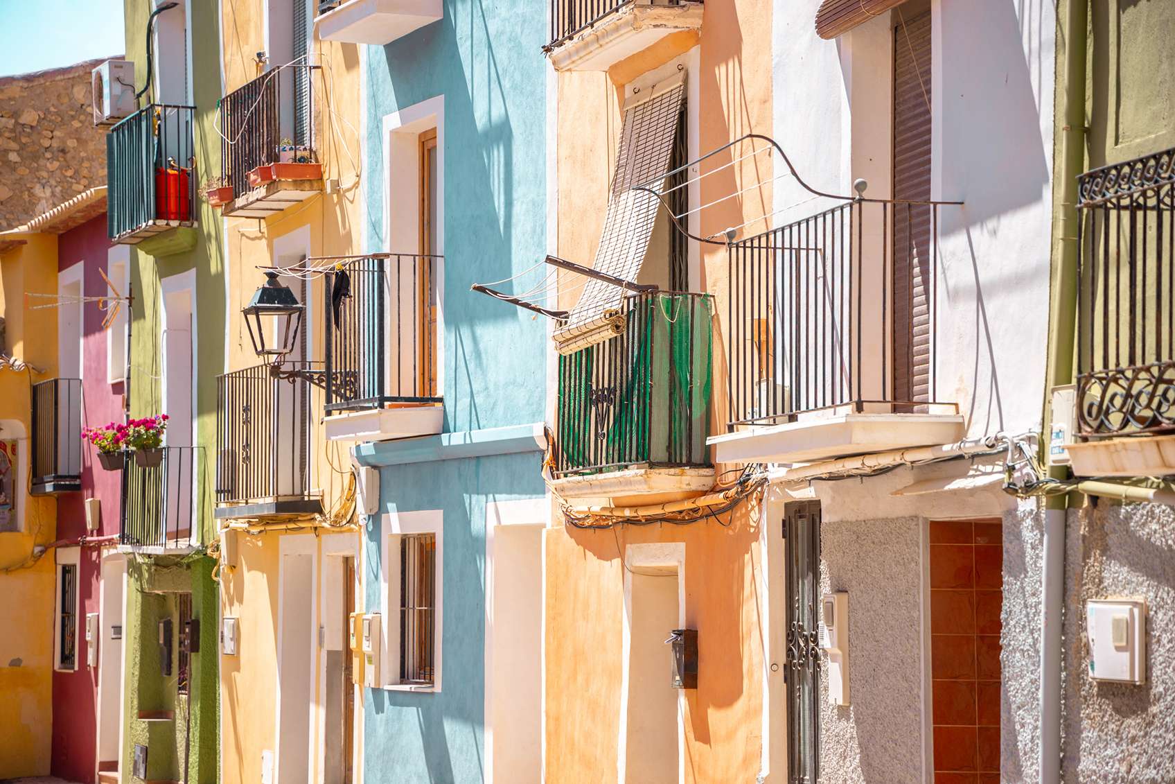 Színes, erkélyes házak egymás mellett