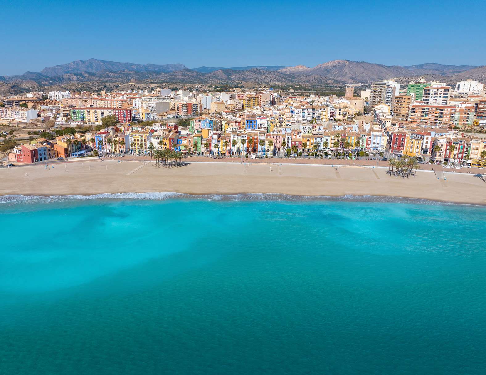 Színes tengerparti falu a magasból