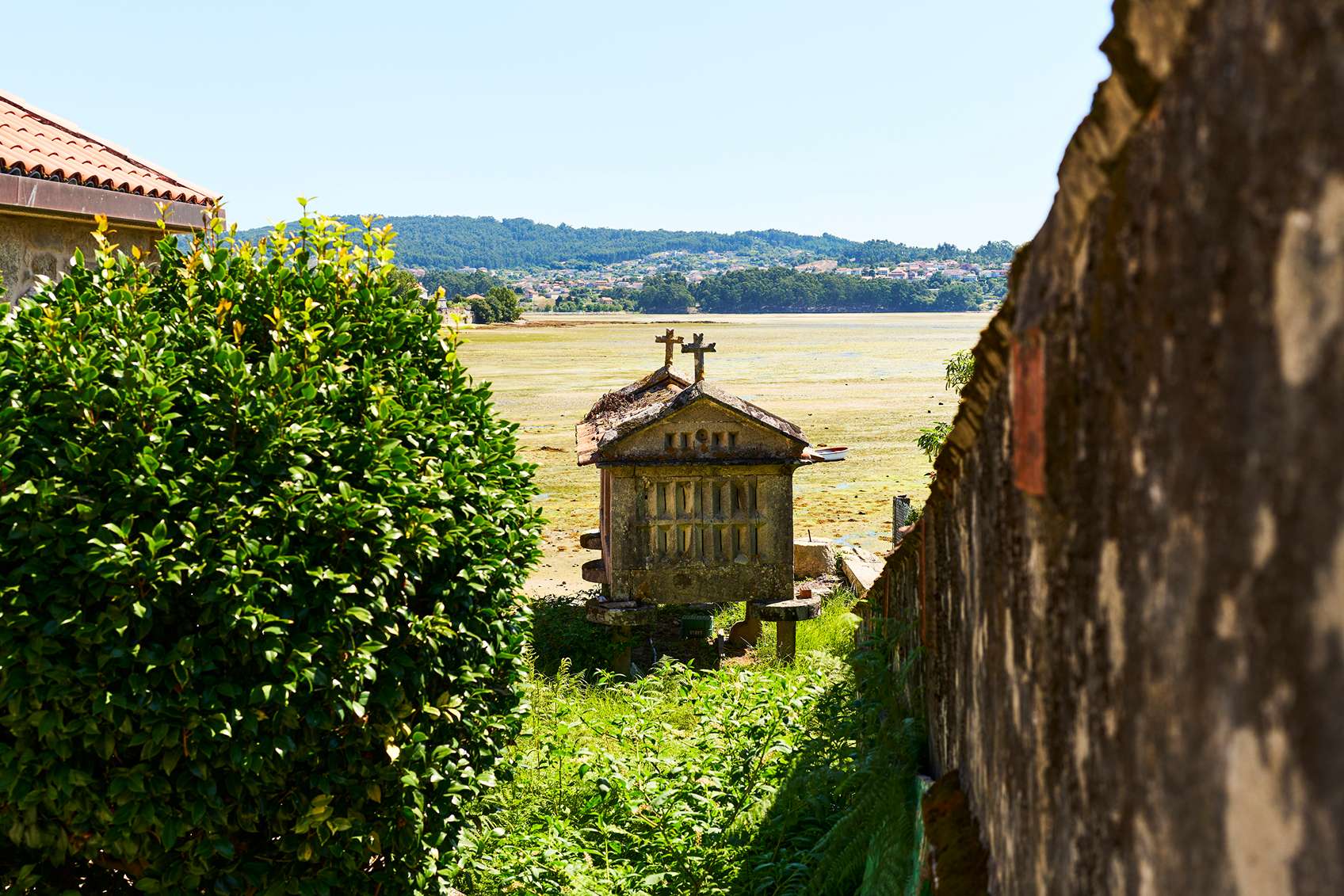 Hagyományos kő építmény egy mezőn