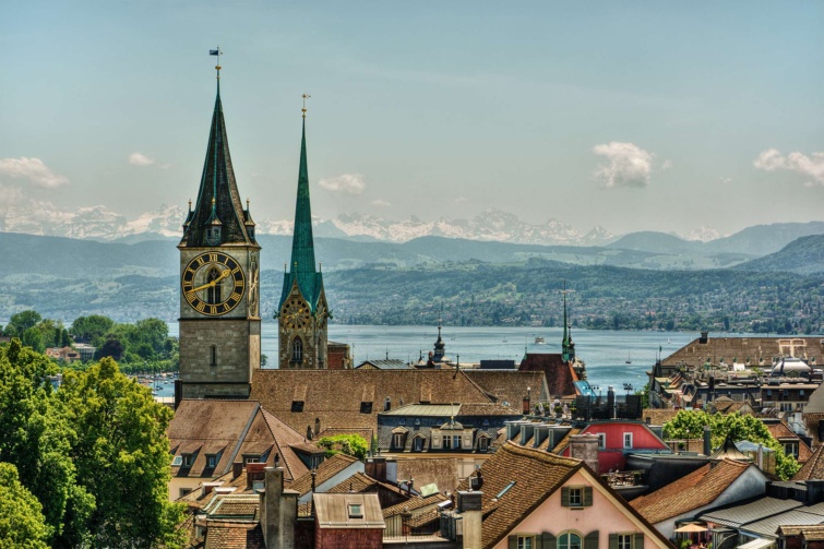 városkép a magasból toronnyal