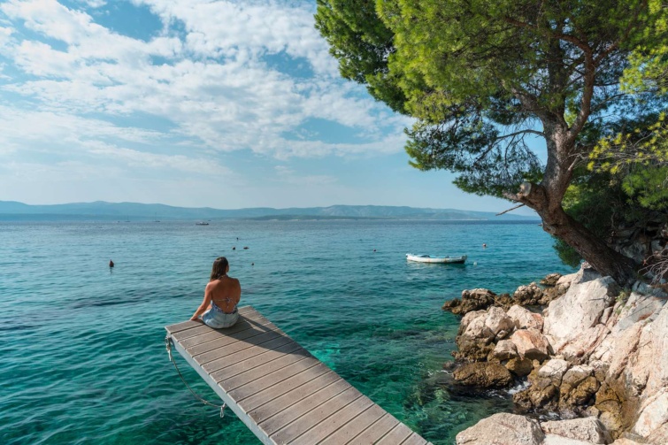 tenger partján ülő nő