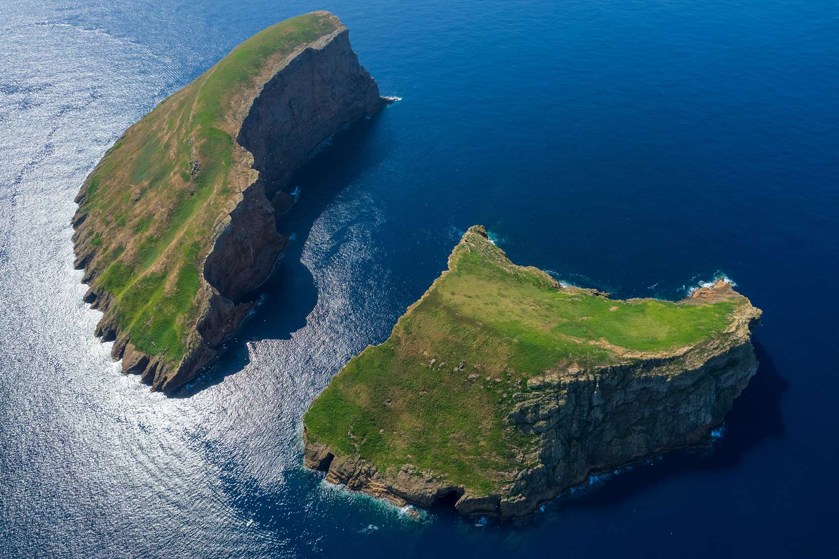 Sziklafalak a tengerben