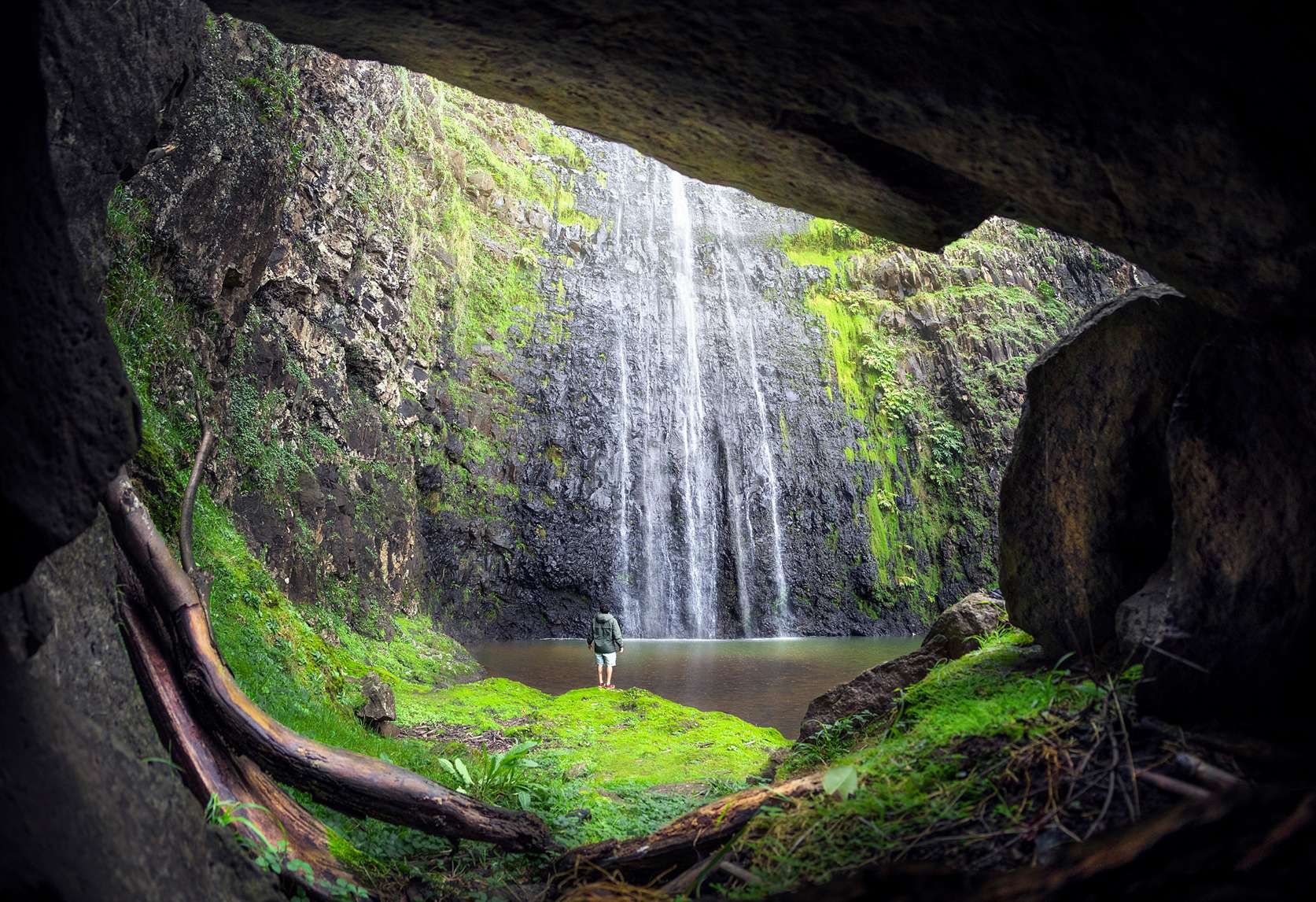 Rejtett vízesés az erdőben