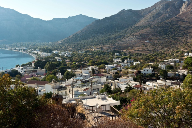 görög sziget felülről fehér épületekkel és hegyekkel