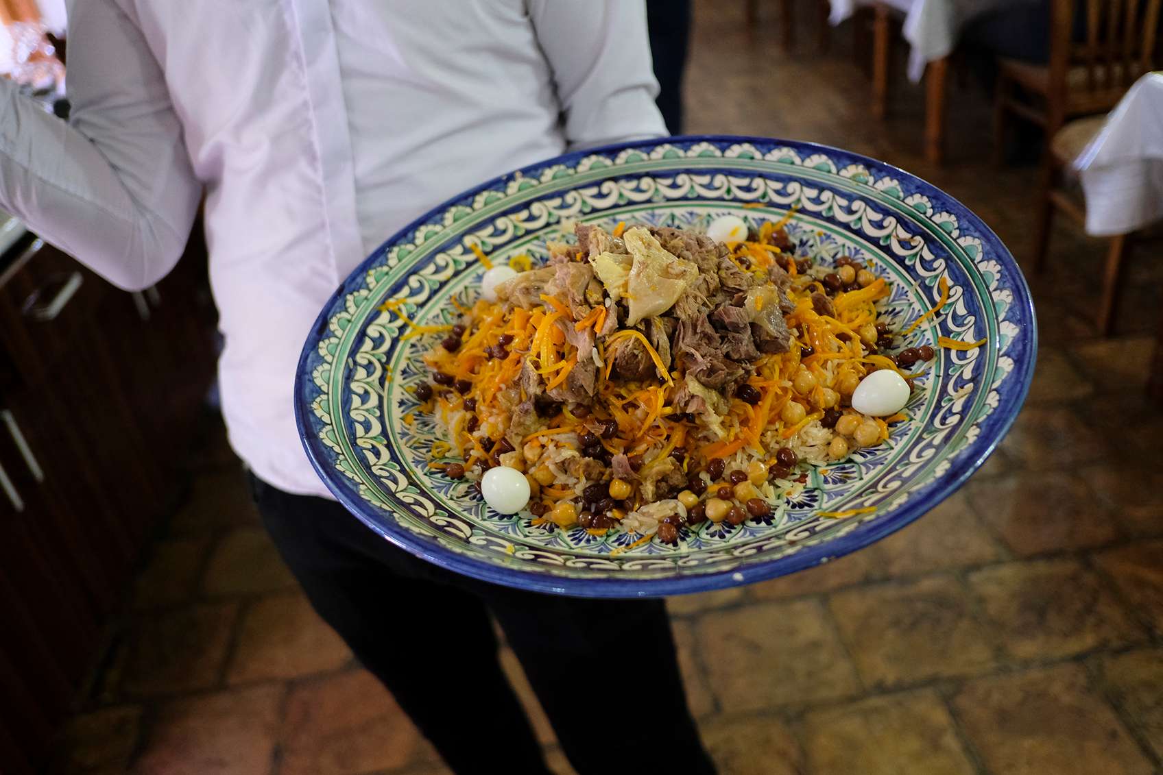 üzbég étel díszes tányérban