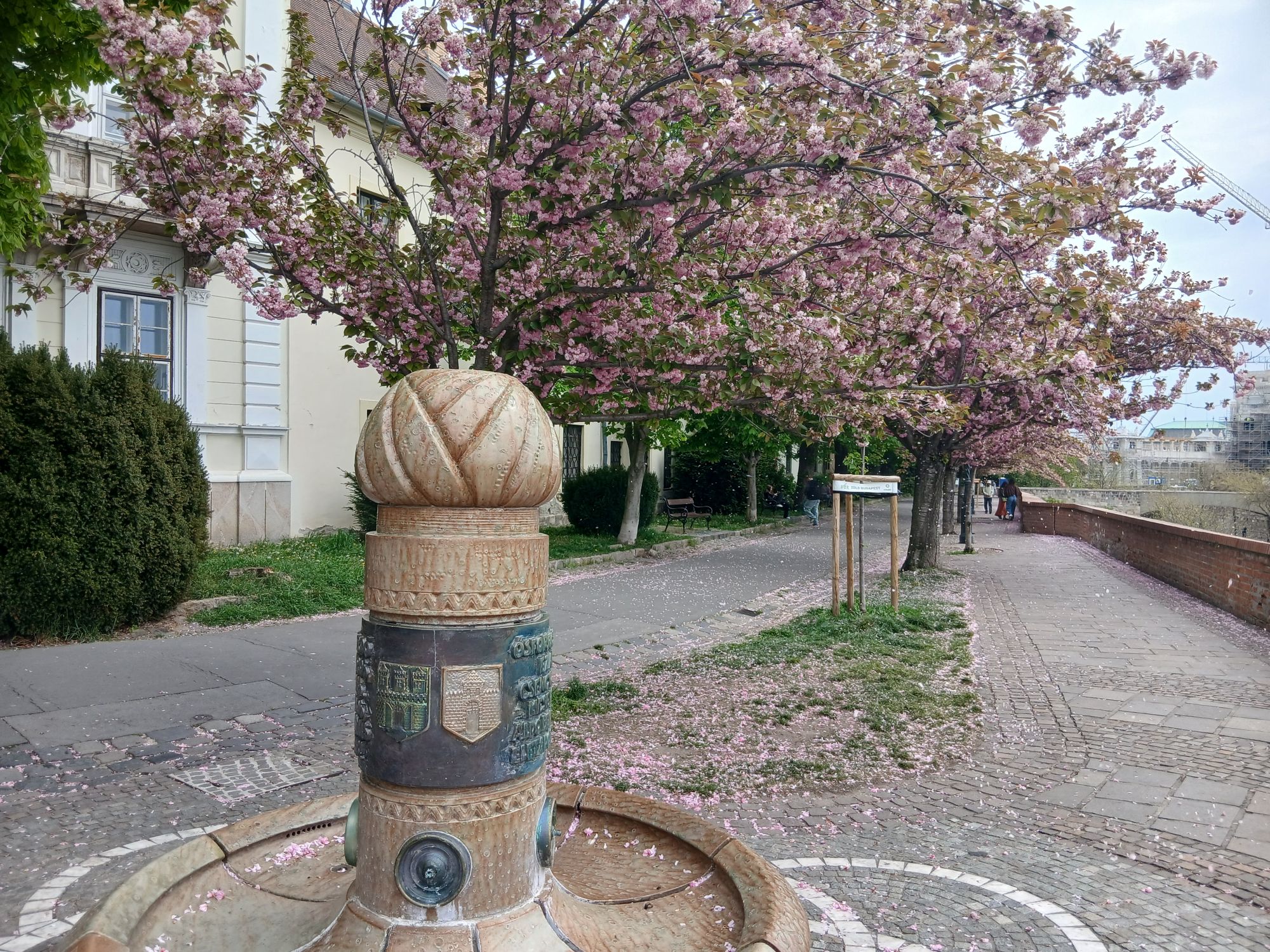 Zsolnay-csempékkel készült szökökút.