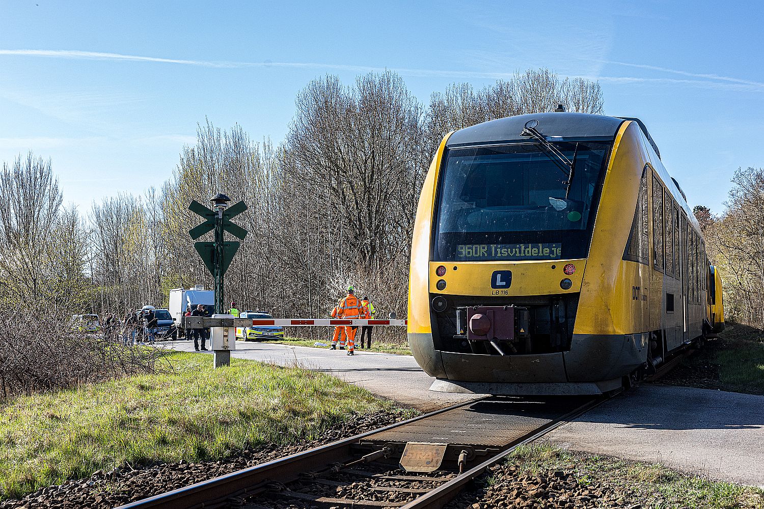 Álló vonat egy vasúti kereszteződésben.