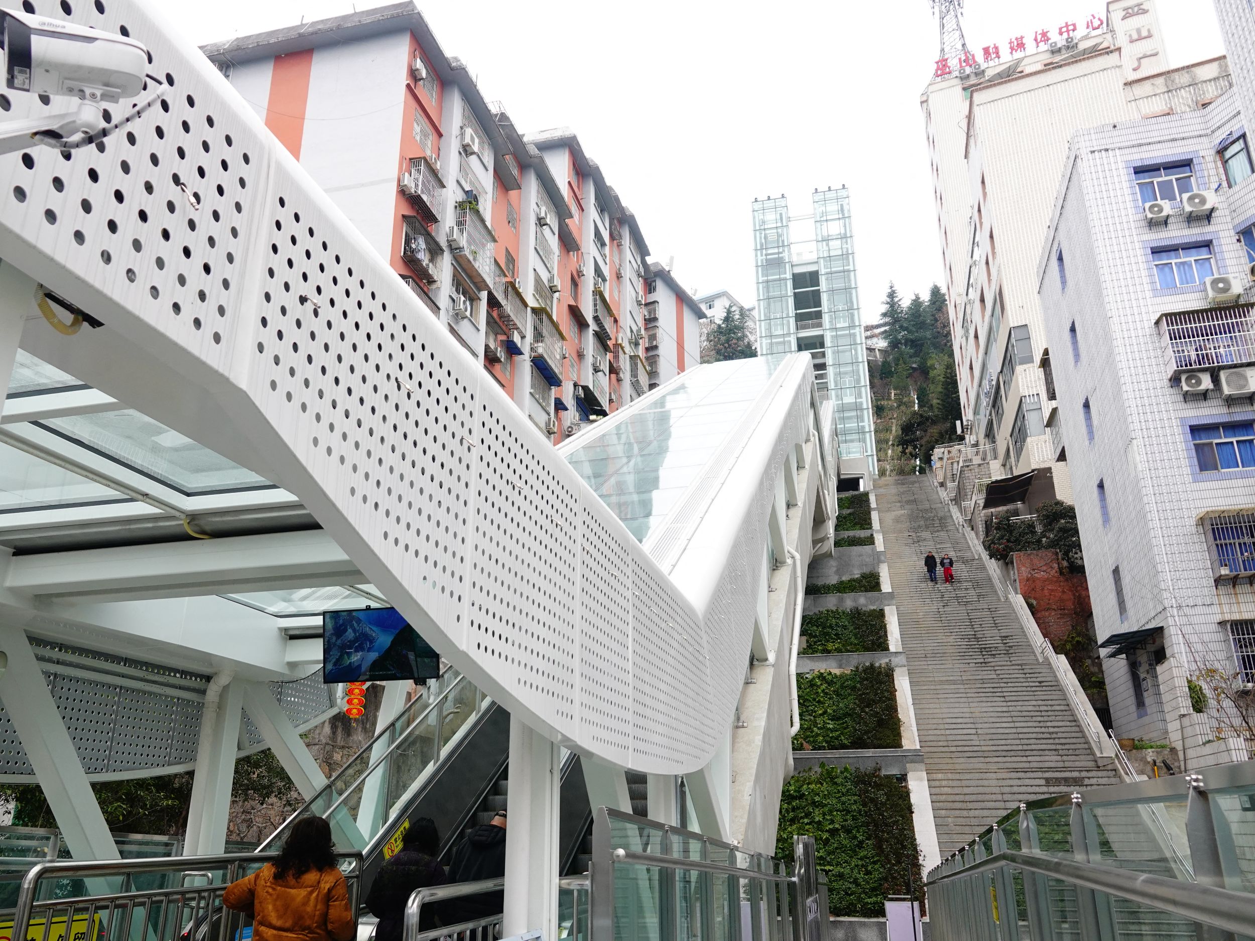 A mozgólépcsőrendszer fehér falai.