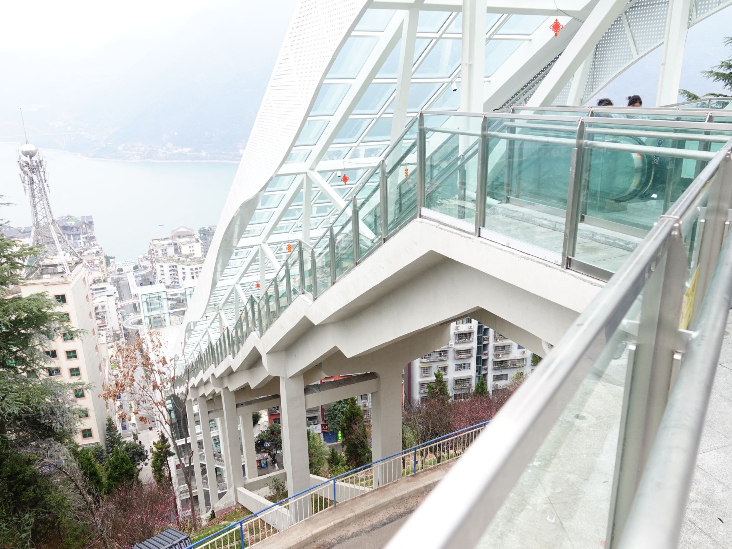 A mozgólépcsőrendszer üvegfalai.