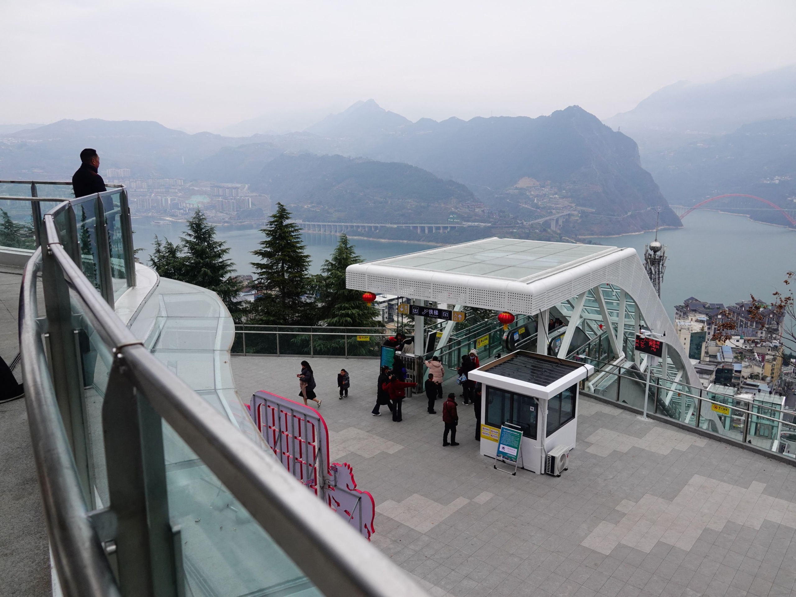 Kilátás a mozgólépcsőrendszer tetejéről a városra és a környező hegyekre.