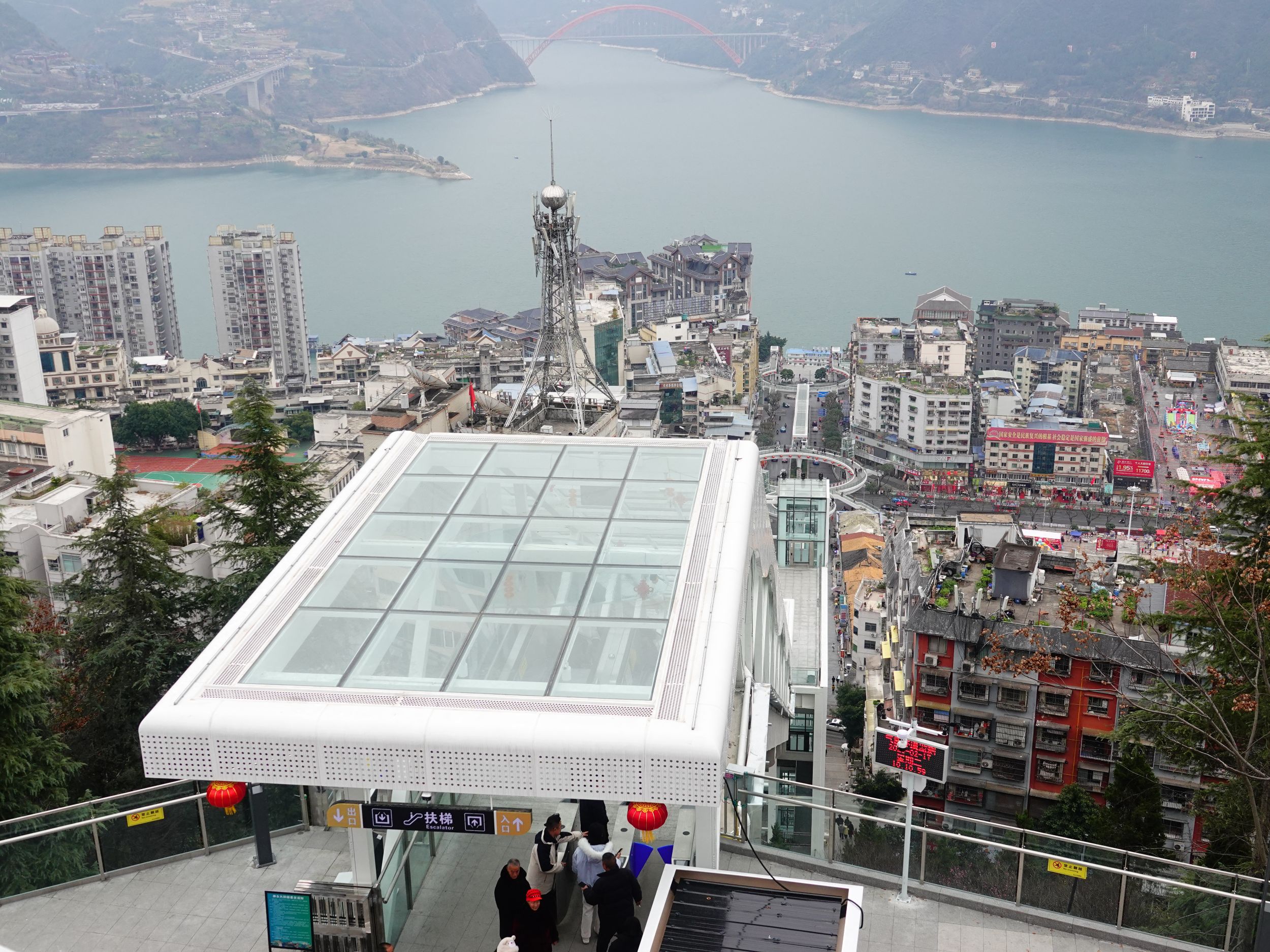 Kilátás a mozgólépcsőrendszer tetejéről a városra.