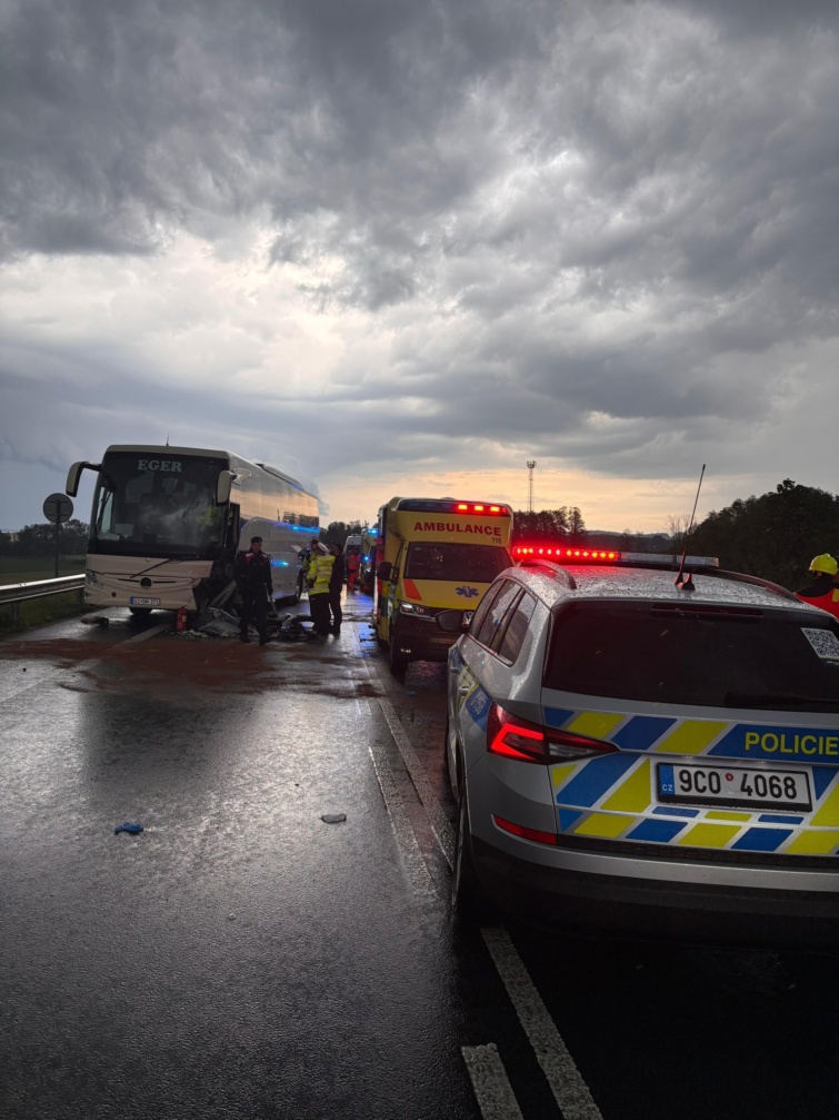 Fotón a baleset helyszíne, előtérben egy rendőrautó, a háttérben a busz
